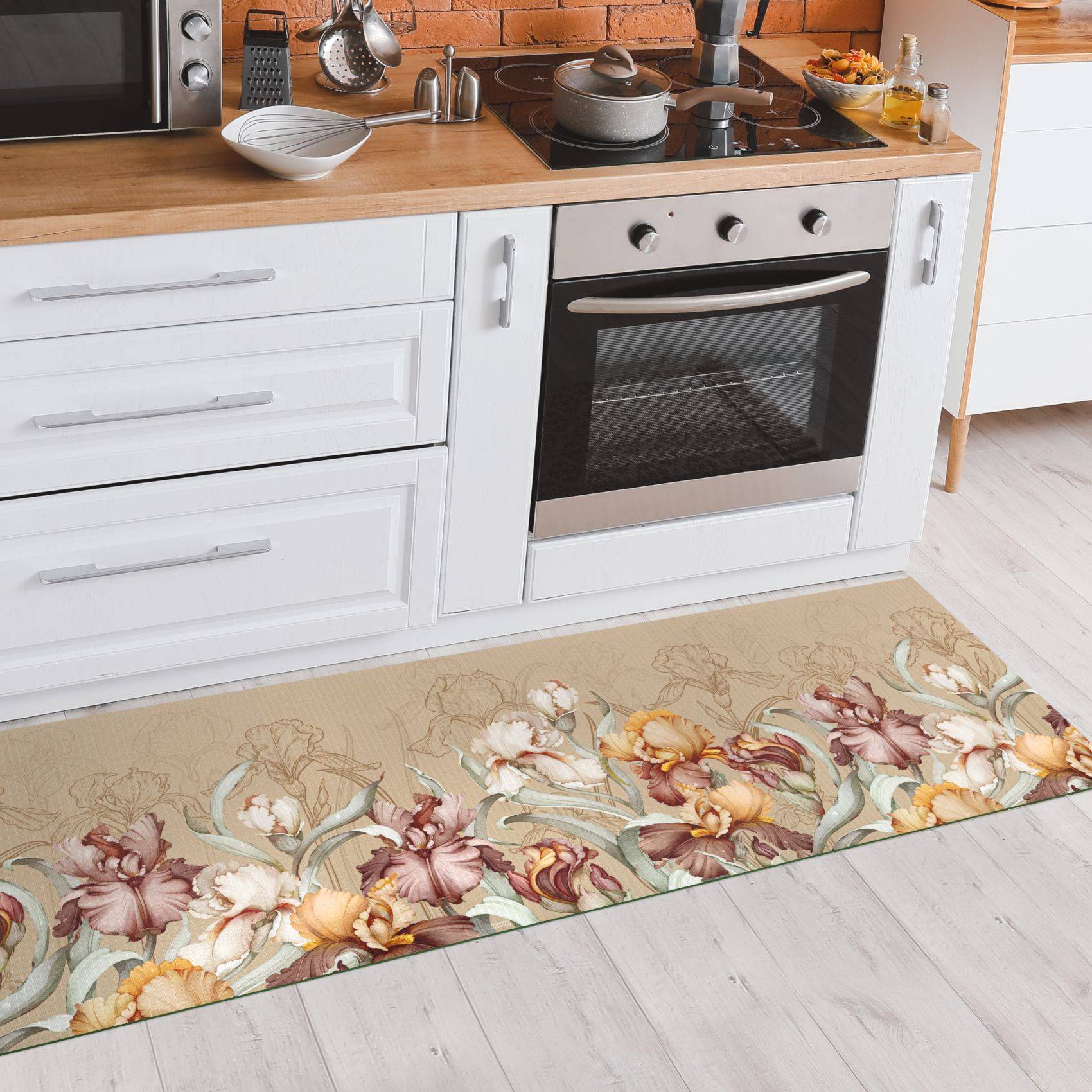 Küche mit weißen Schränken und eingebautem Backofen, von oben betrachtet über einem Floral gemusterten Läufer Teppich vor der Arbeitsplatte.