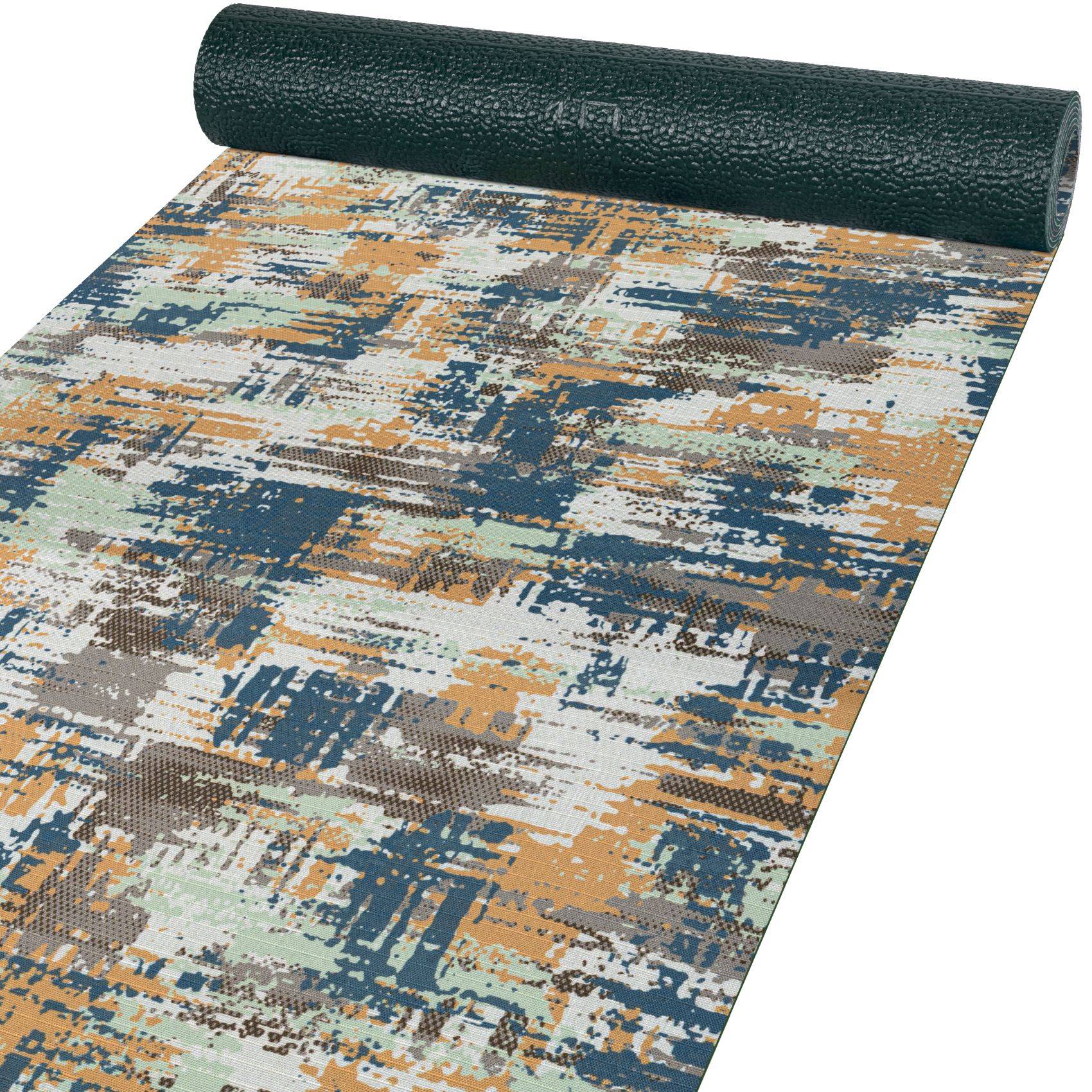 Gerollter Flächenteppich mit Muster, abstrakes Blau-, Beige-, Weiß- und Grau-Distressed-Design auf dunkelgrünem Untergrund.