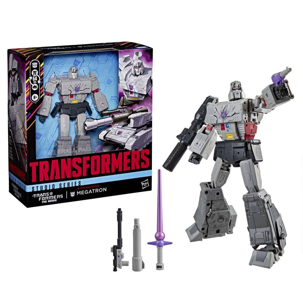 Transformers Studio Series Megatron Actionfigur mit Originalverpackung und mitgelieferten Blaster-Zubehörteilen auf weißem Hintergrund.