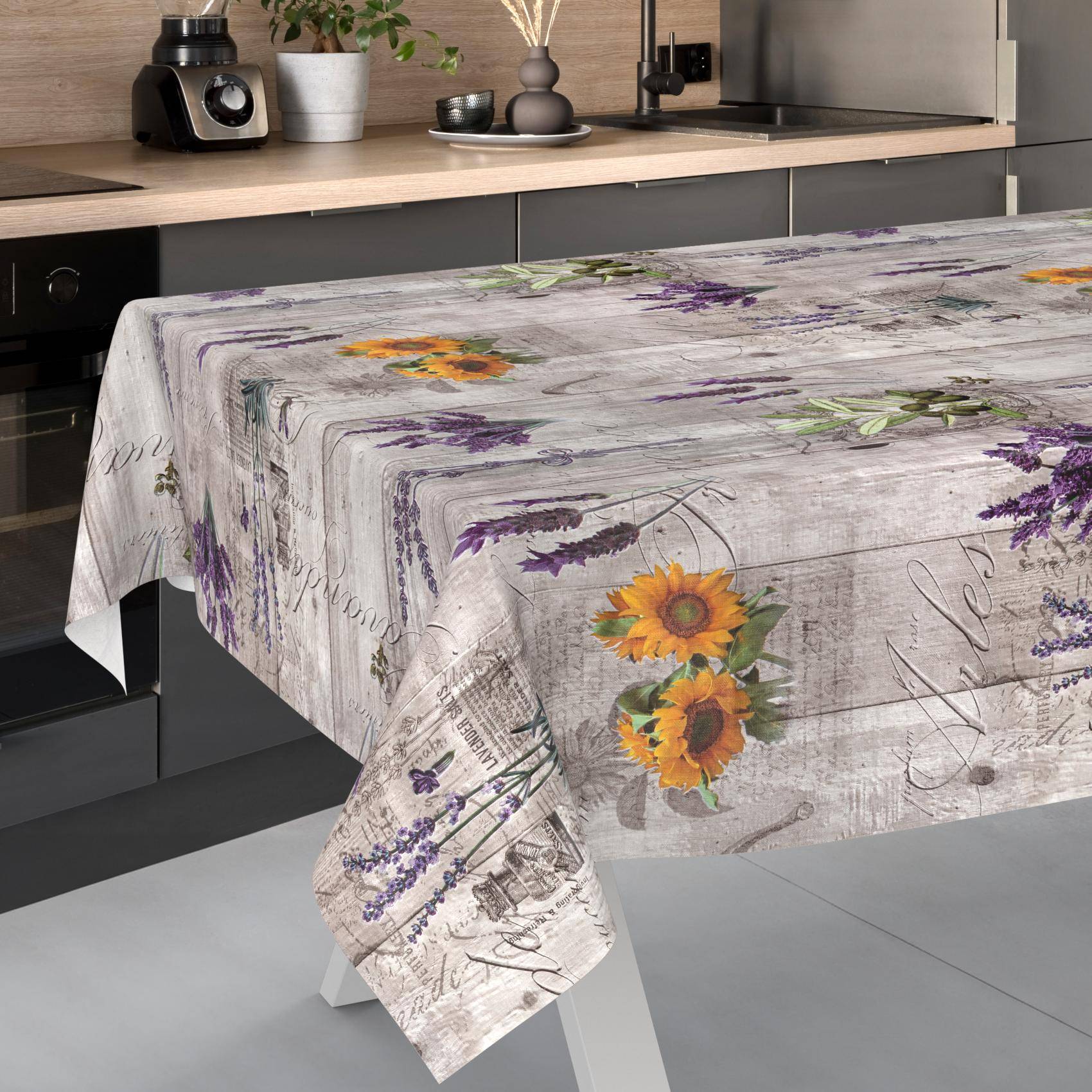 Küchentisch mit einer rustikalen Blumentischschdecke mit Sonnenblumen und Lavendel in einer modernen Küche.