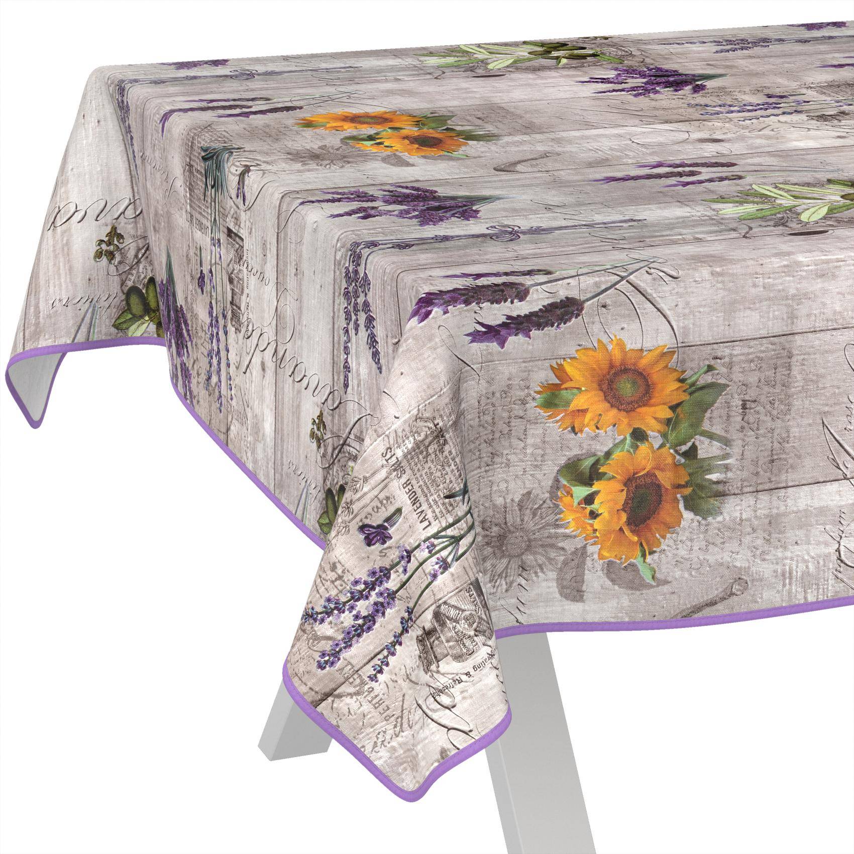 Rechteckige Tischdecke mit rustikalem grauem Holzdruck-Hintergrund, Sonnenblumen- und Lavendelblüten-Akzenten und violettem Saum, der über einen Tisch drapiert ist.