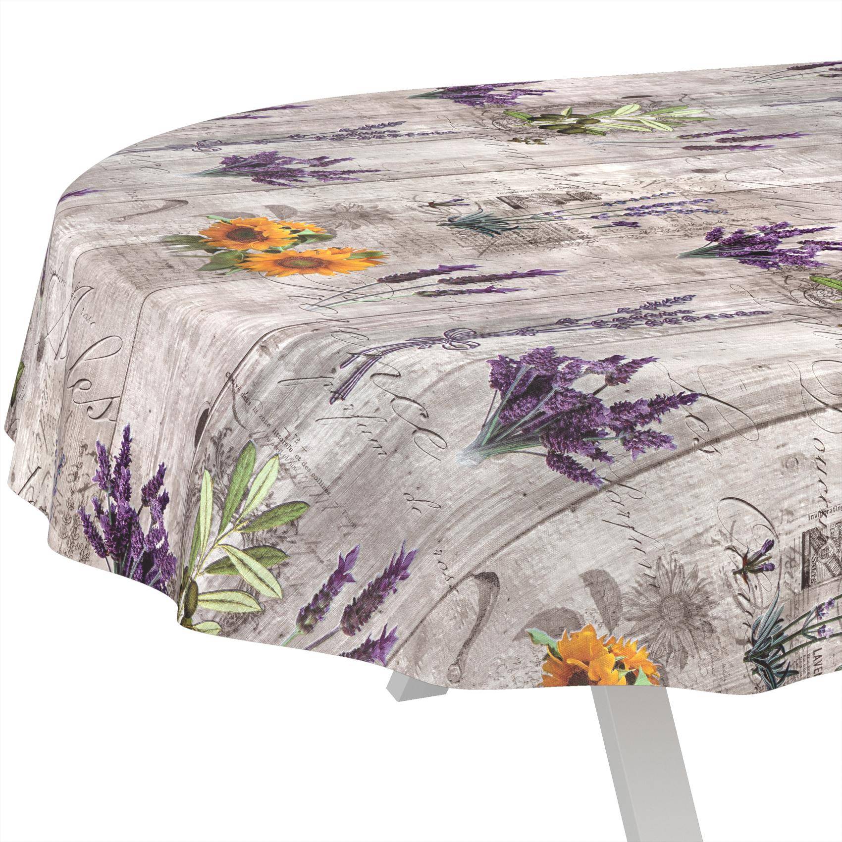 Runder Tisch mit einer Tischdecke mit Lavendel- und Sonnenblumenmuster, vor weißem Hintergrund dargestellt.