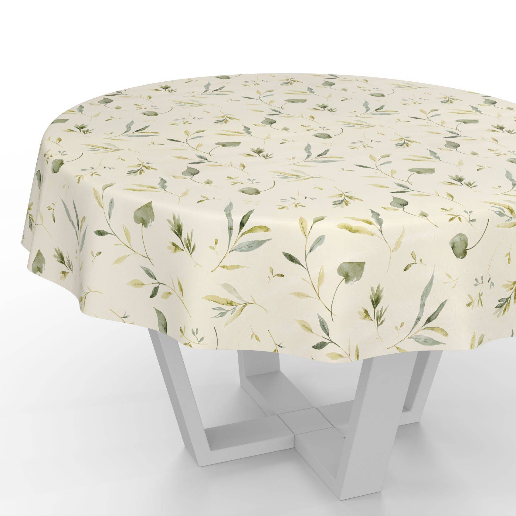 Runder Tisch mit einer cremefarbenen Tischdecke mit Blumenmuster.