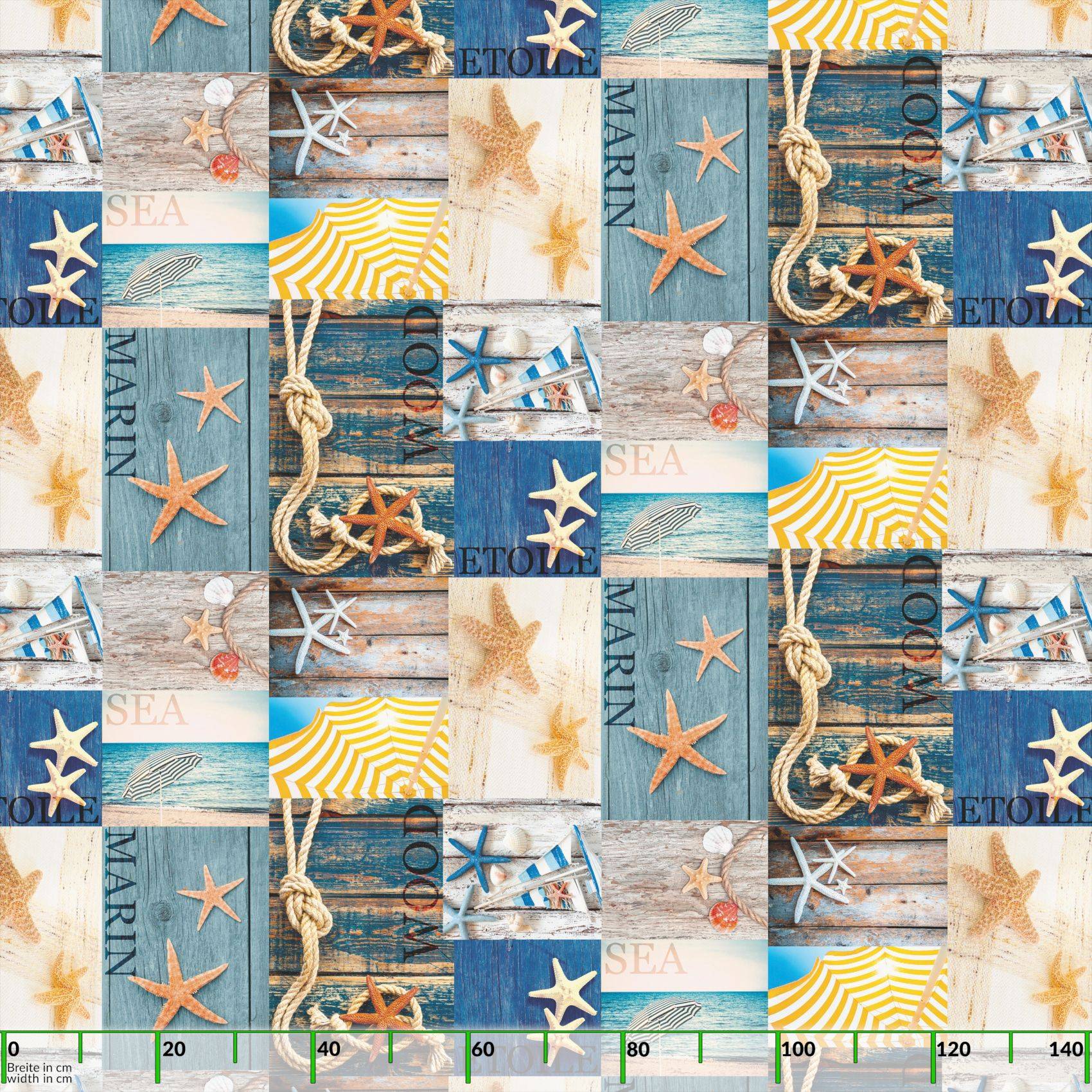 Buntes nautisches Patchwork-Muster mit Seesternen, Seil, Ankern, gestreiften Sonnenschirmen und den Worten "SEA"" und ""MARIN"" auf Holz- und blauen Paneelen.