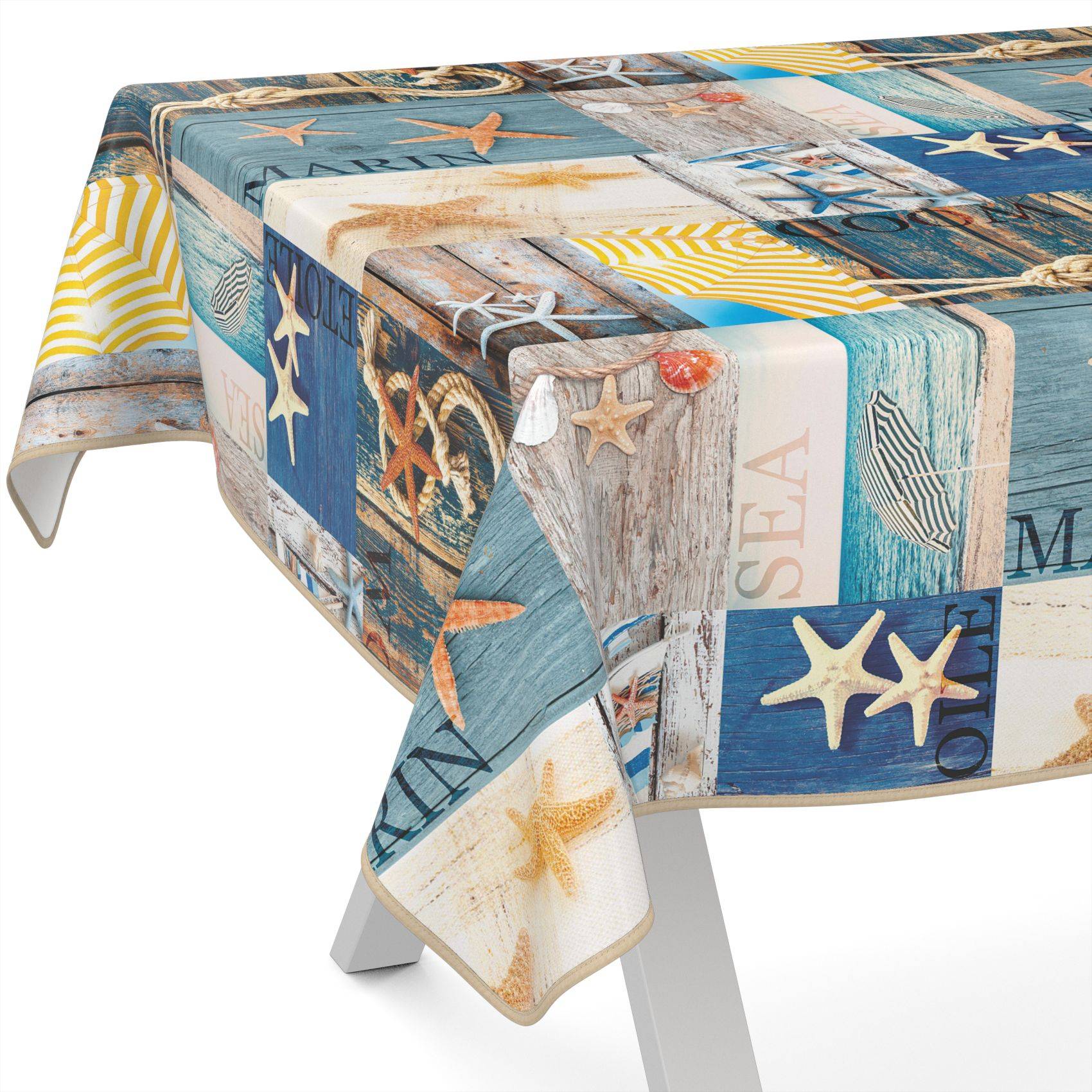 Ein Tisch, der mit einer Tischdecke mit Nautik-Motiven bedeckt ist, die Muscheln, Seesterne und blau gefärbte Holzplanken-Muster zeigt.