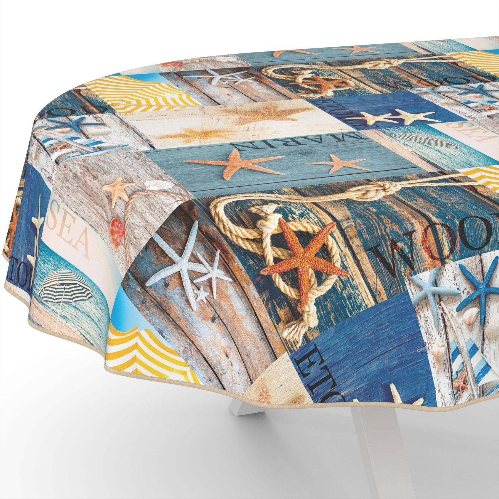 Quadratische Tischdecke mit nautischem Patchwork-Druck aus Muscheln, Seesternen, Seilen und verwittertem Holz in Blau, Beige und Weiß.