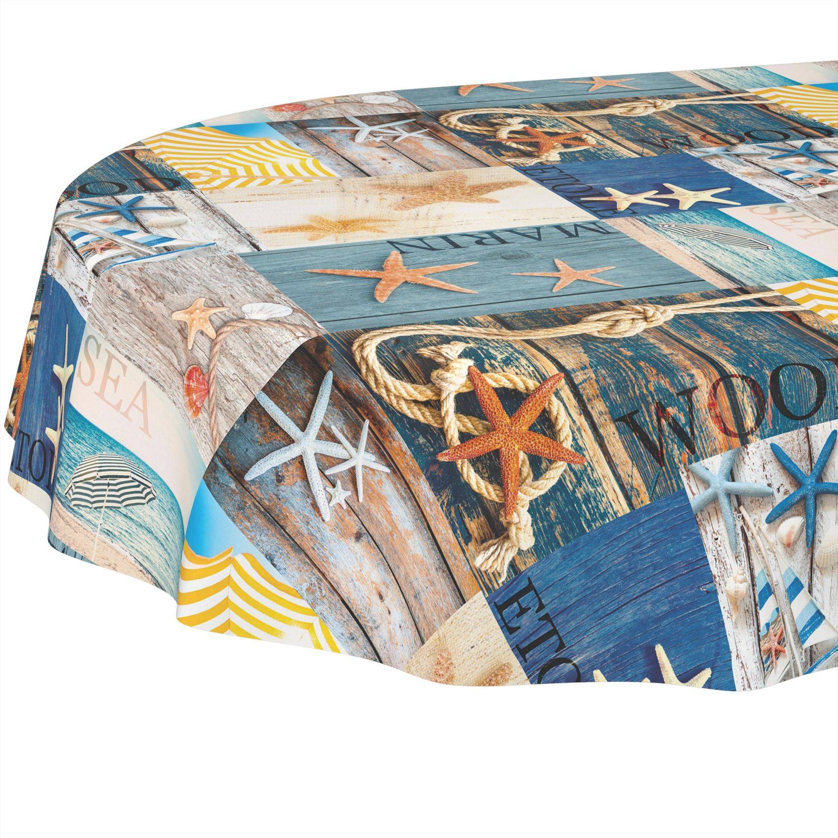Tischdecke mit farbenfrohem Patchwork-Stranddesign mit Seesternen, Seilen, Muscheln und nautischem Text in Blau-, Tan- und Weißtönen.