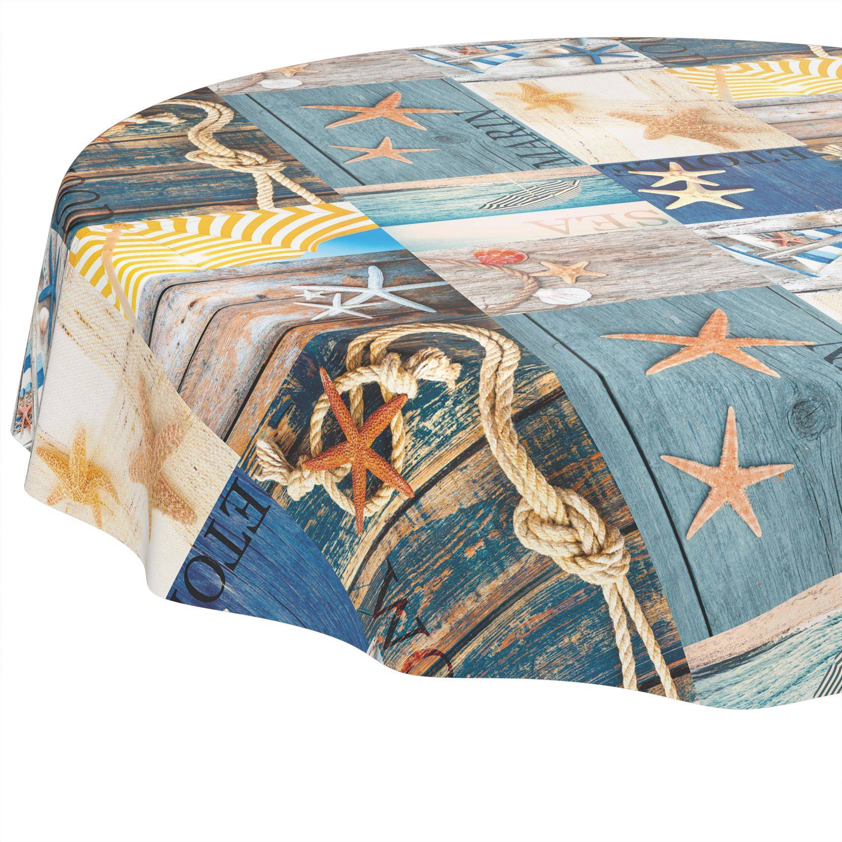 Runde Tischdecke mit Patchwork-Strandthema mit Seesternen, Seilknoten, verwittertem Holz und blauen und sandfarben Paneelen.