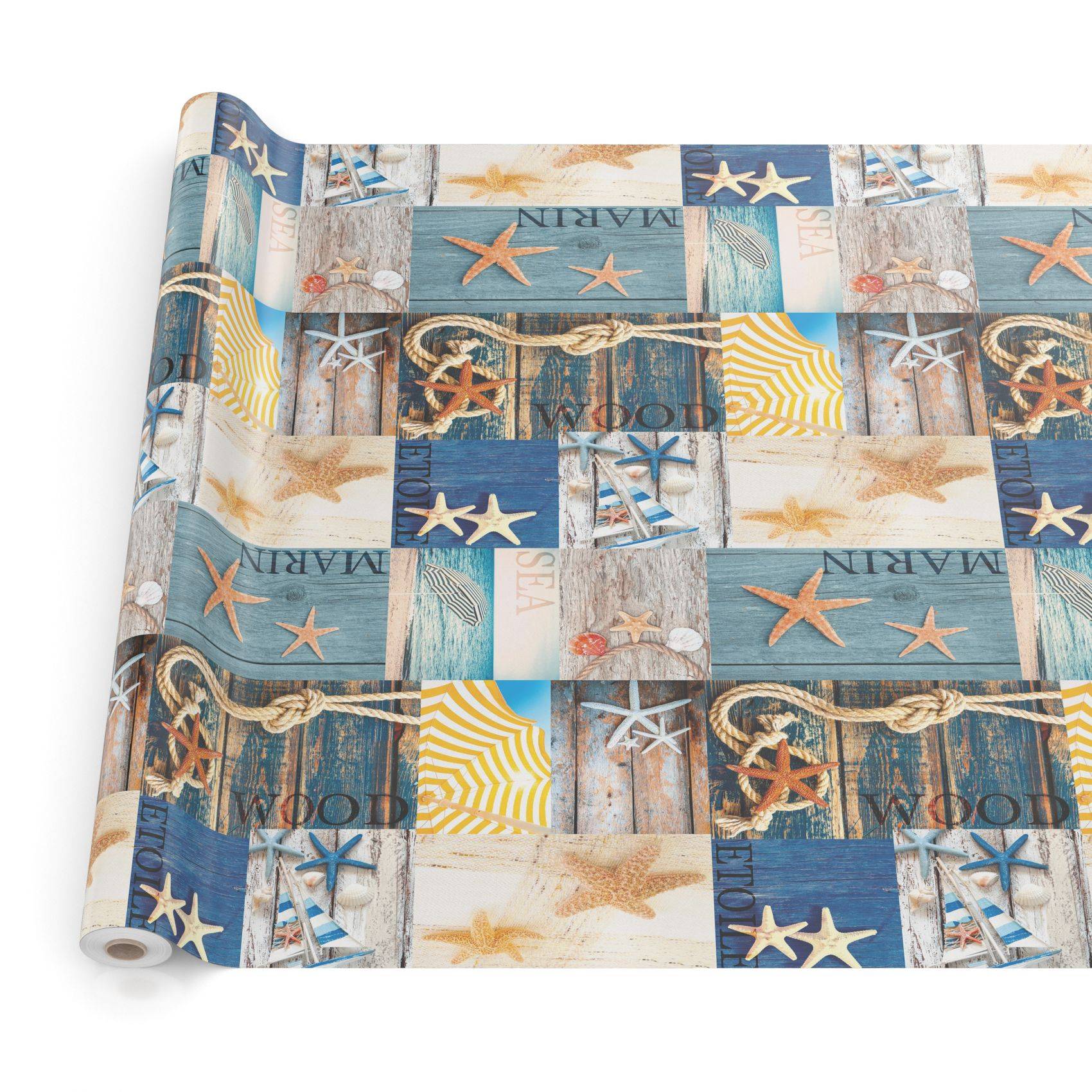 Aufgerolltes dekoratives Geschenkpapier mit einer nautischen Collage aus Seesternen, Muscheln, Seilen, Segelbooten und blau-weißen Strandspielen.