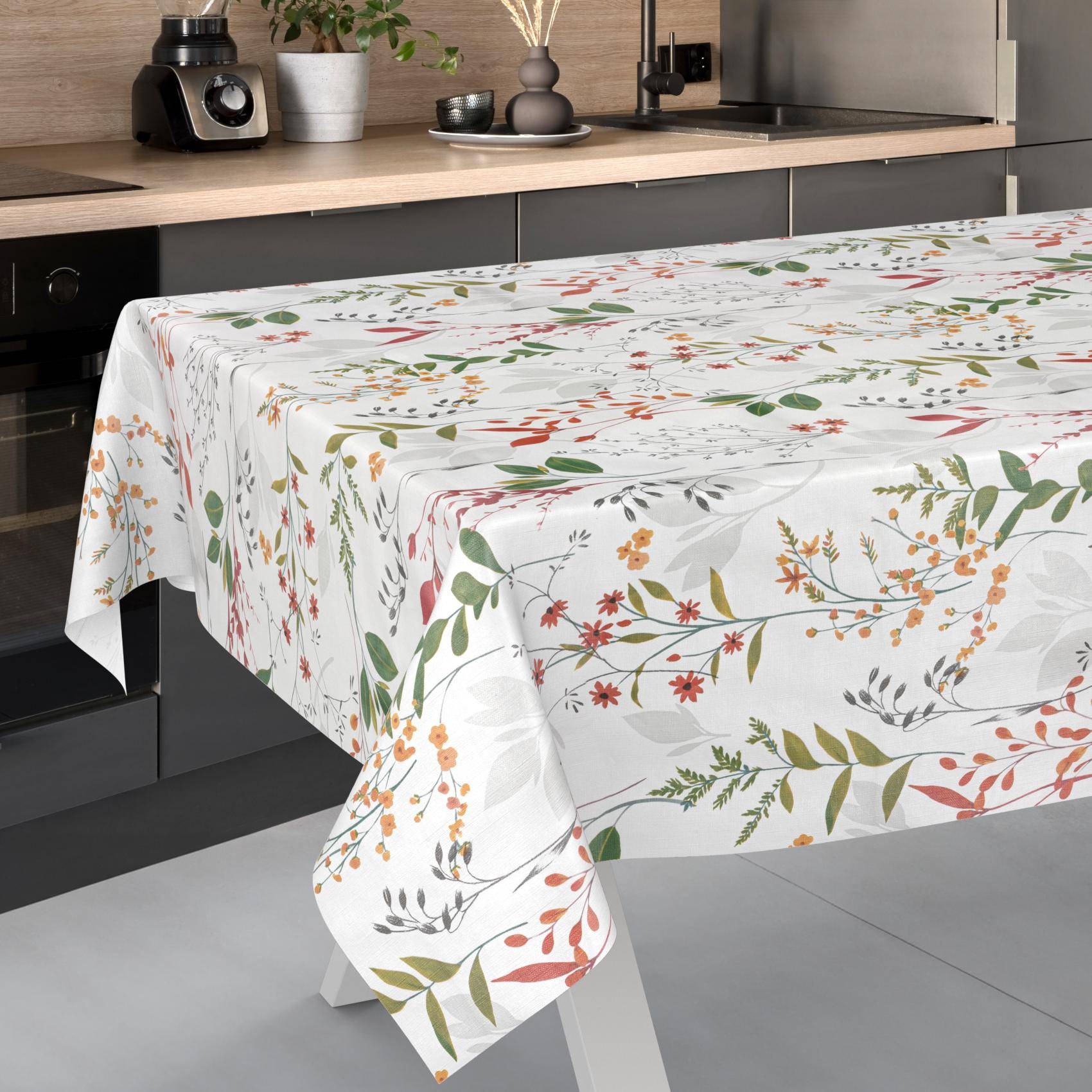 Tischdecke mit Blumenmuster, das über einen Esstisch in einer modernen Küche drapiert ist
