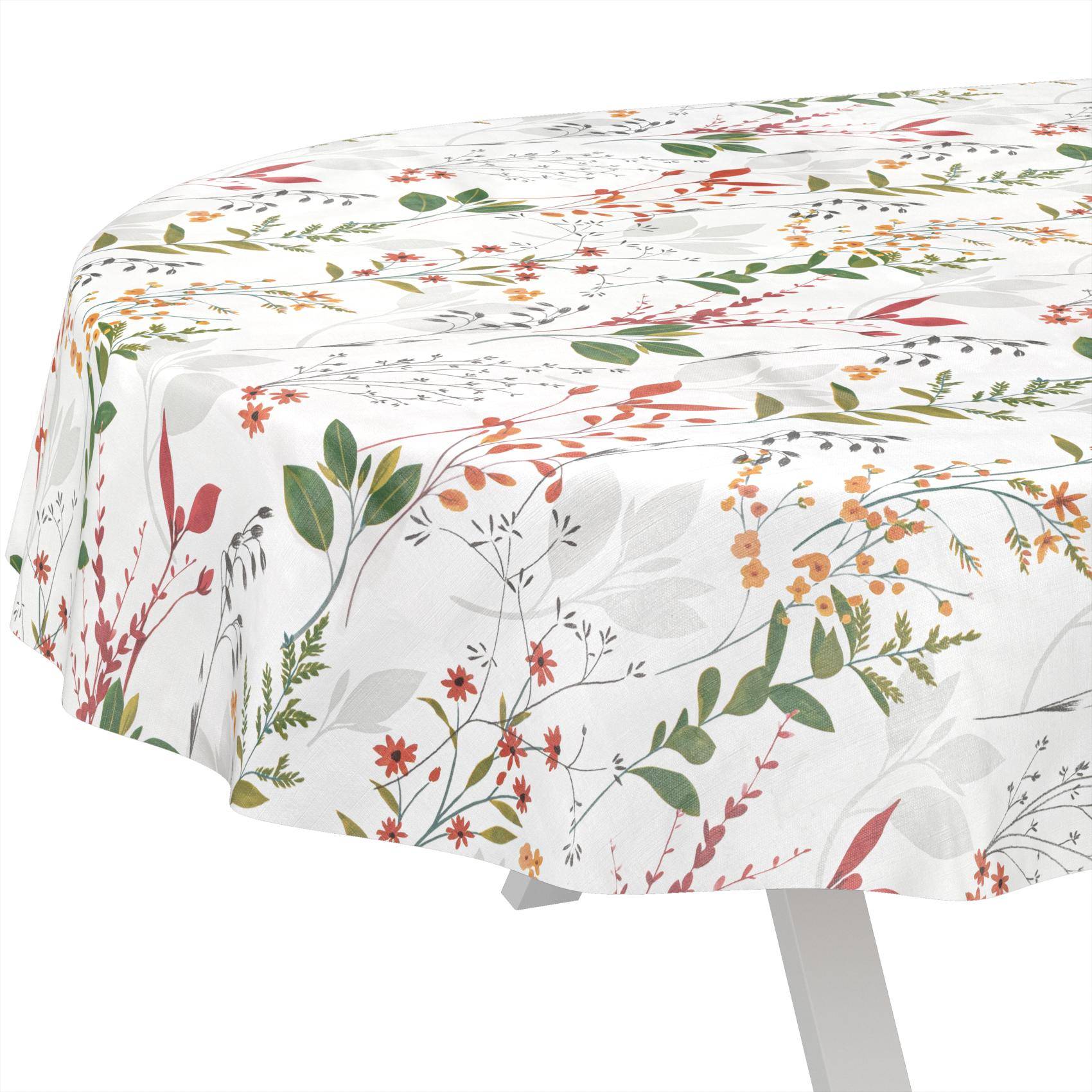Runder Tisch mit einer weiß gemusterten Tischdecke mit roten, grünen und orangefarbenen Blumenmotiven, die über die Kante drapiert ist, auf weißem Hintergrund.