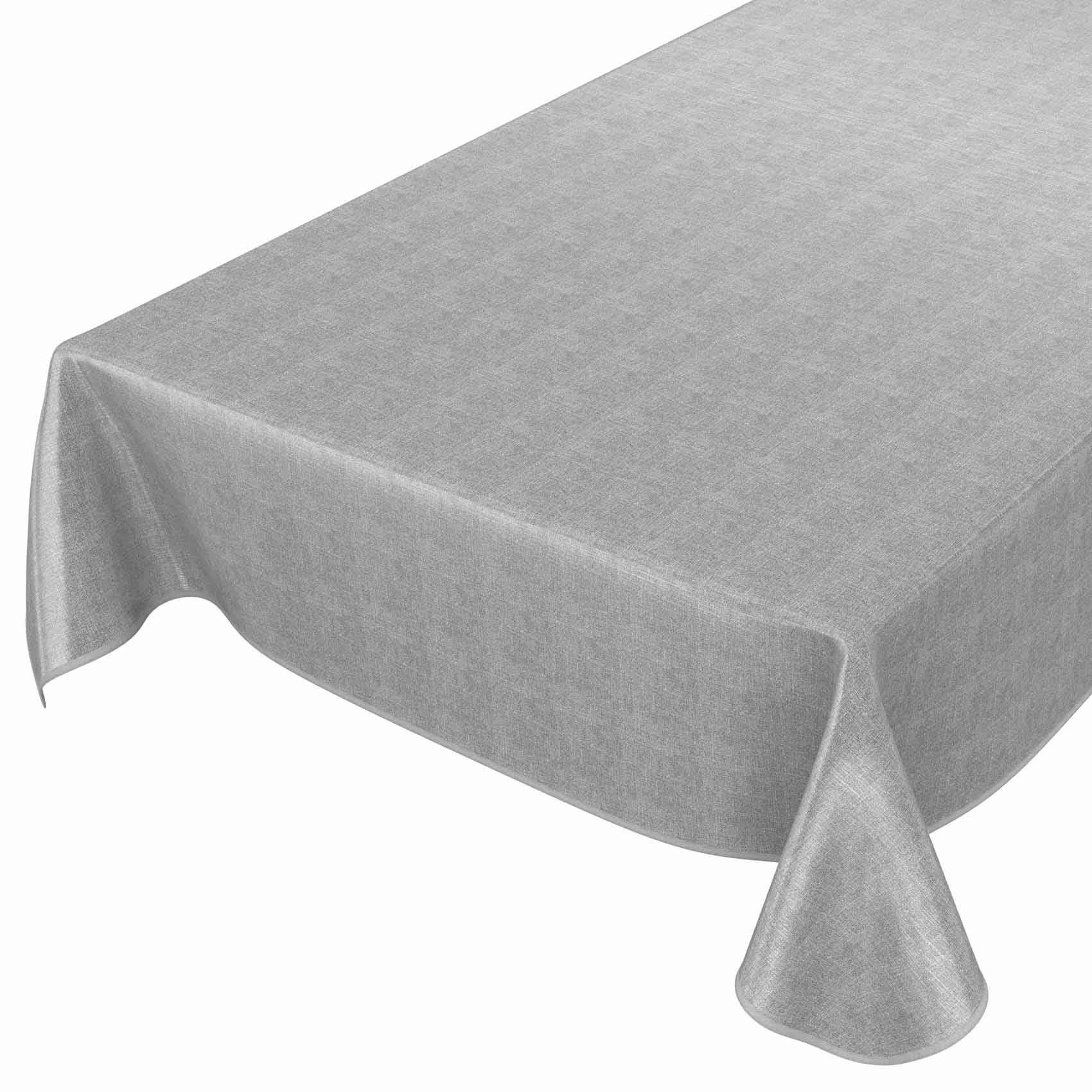 Graues rechteckiges Tischtuch, das über einen Tisch drapiert ist, mit den Ecken, die gegen einen weißen Hintergrund herunterhängen.