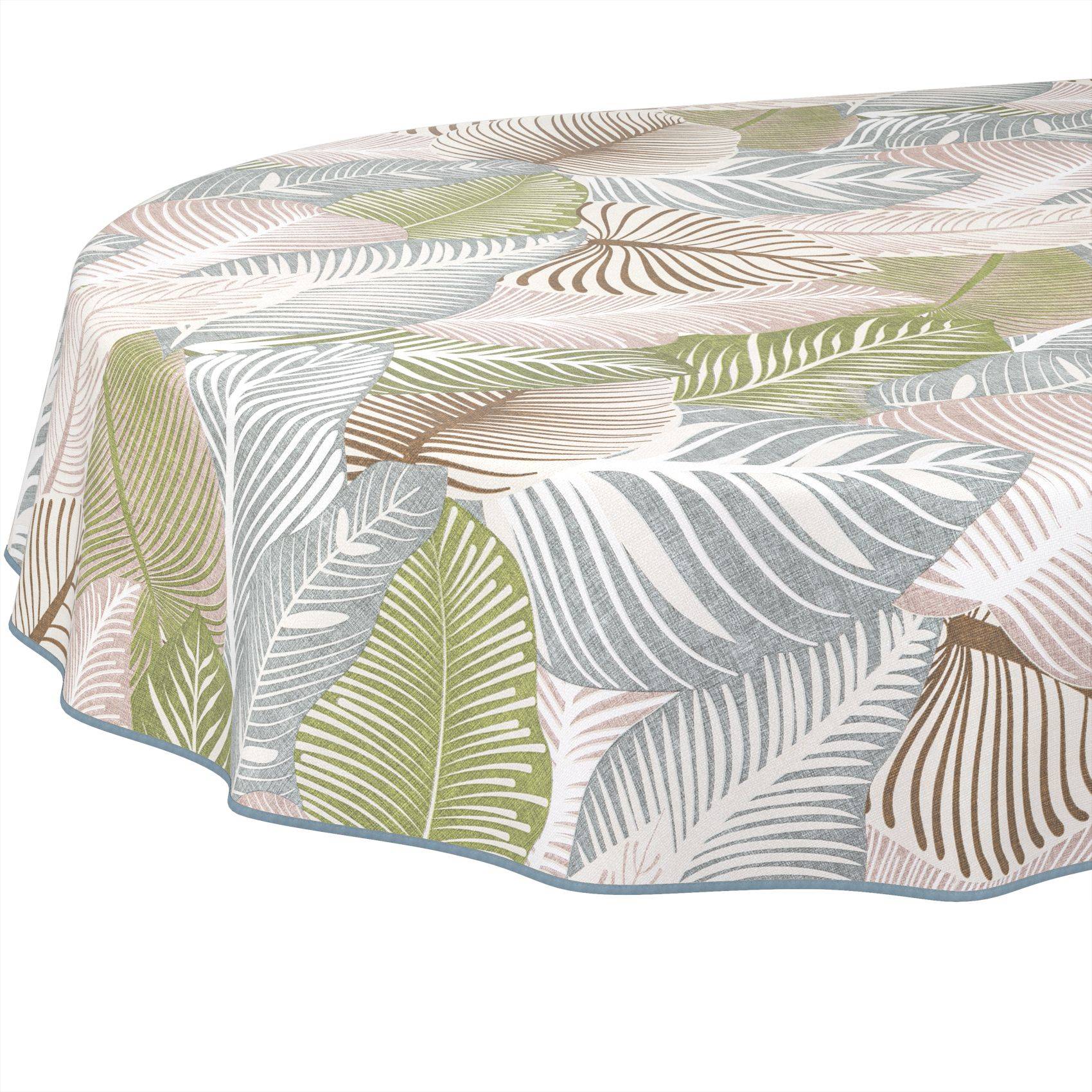 Runder Tisch mit einer Tischdecke in Pastellfarben mit Blattmuster