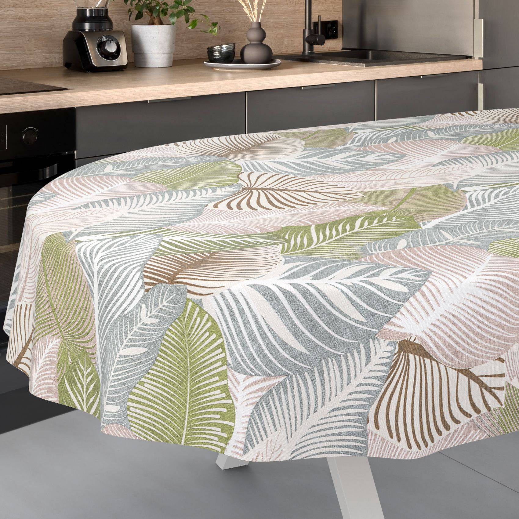 Runder Tisch mit einer Tischdecke im Pastellblattmuster in einer modernen Küche.