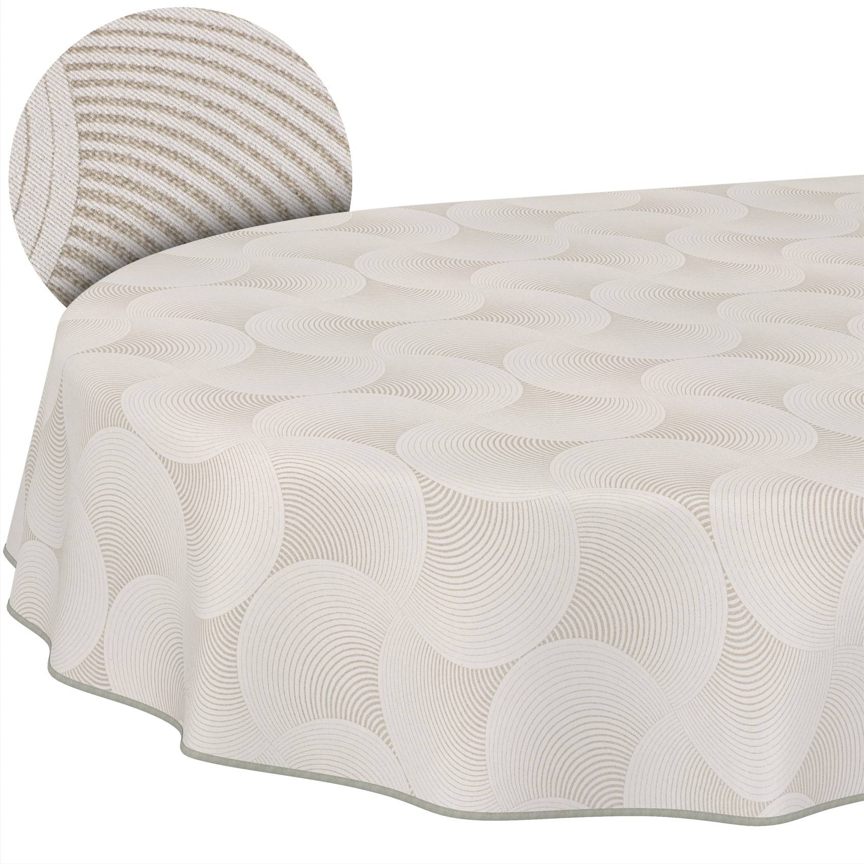 Runder Tisch mit passendem gemustertem Tischtuch und einem gepolsterten Stuhl, beide im beige-weißen Wirbelmuster-Design.