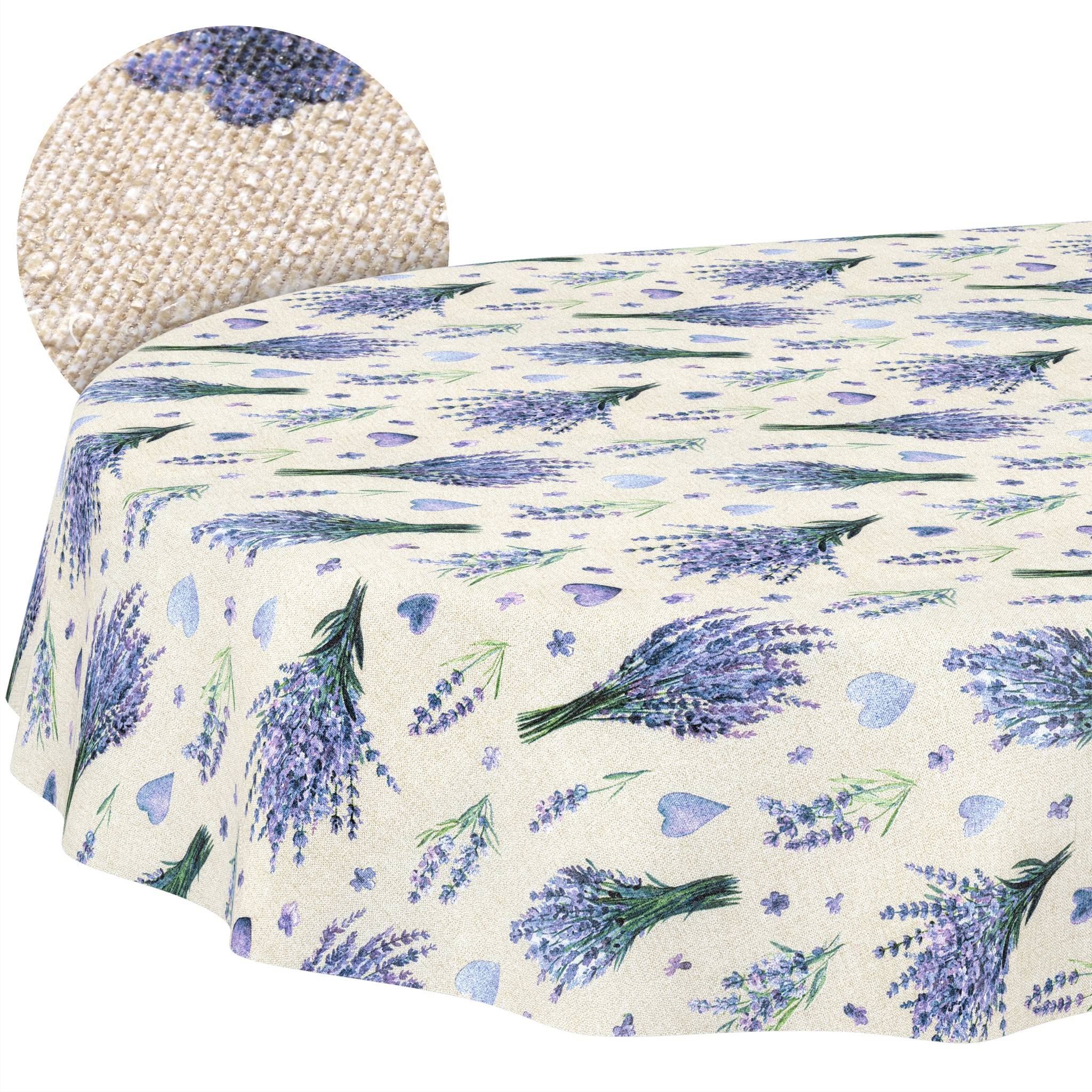 Runde Tischdecke mit Lavendelzweigen und blauem Herzmuster, auf einem Tisch präsentiert, mit einem eingefügten Stoffmuster, das die Webstruktur hervorhebt.