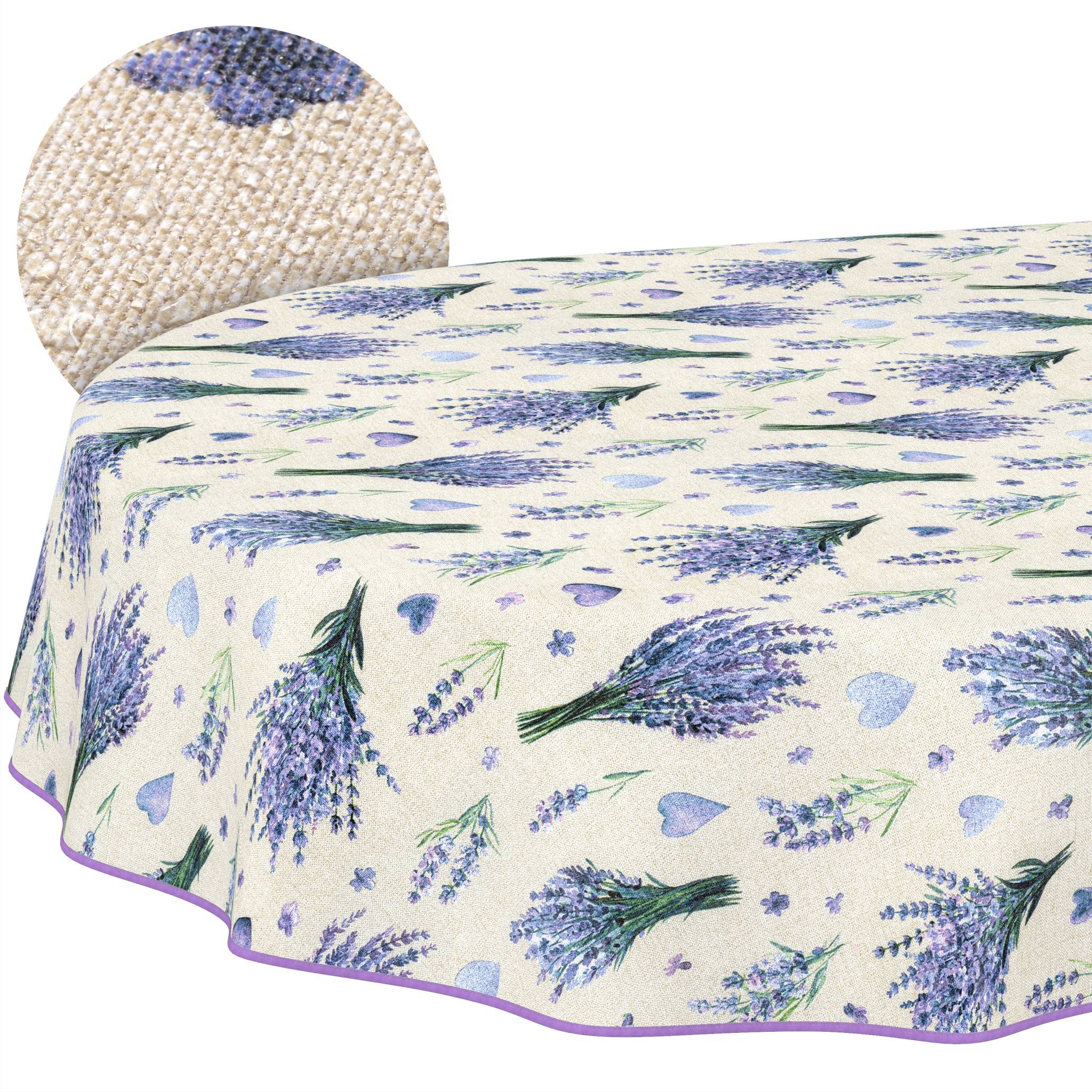 Runder Tisch mit einer cremefarbenen Tischdecke bedruckt mit Lavendelzweigen und blauen Herzen, mit einer passenden sichtbaren Stuhlrückenlehne dahinter.