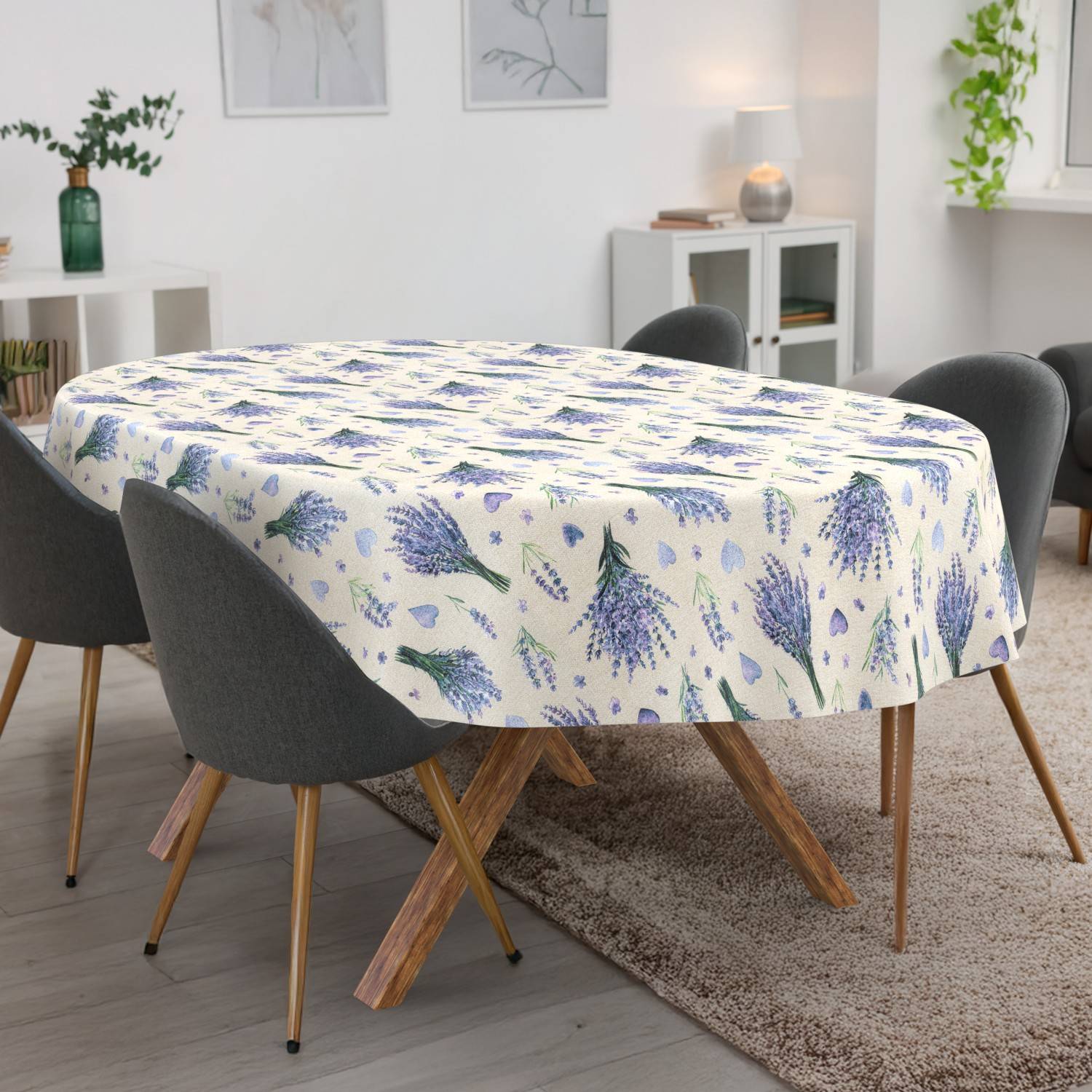 Esstisch mit einer lavendelgemusterten Tischdecke, umgeben von vier grauen Stühlen in einem hellen, modernen Raum.