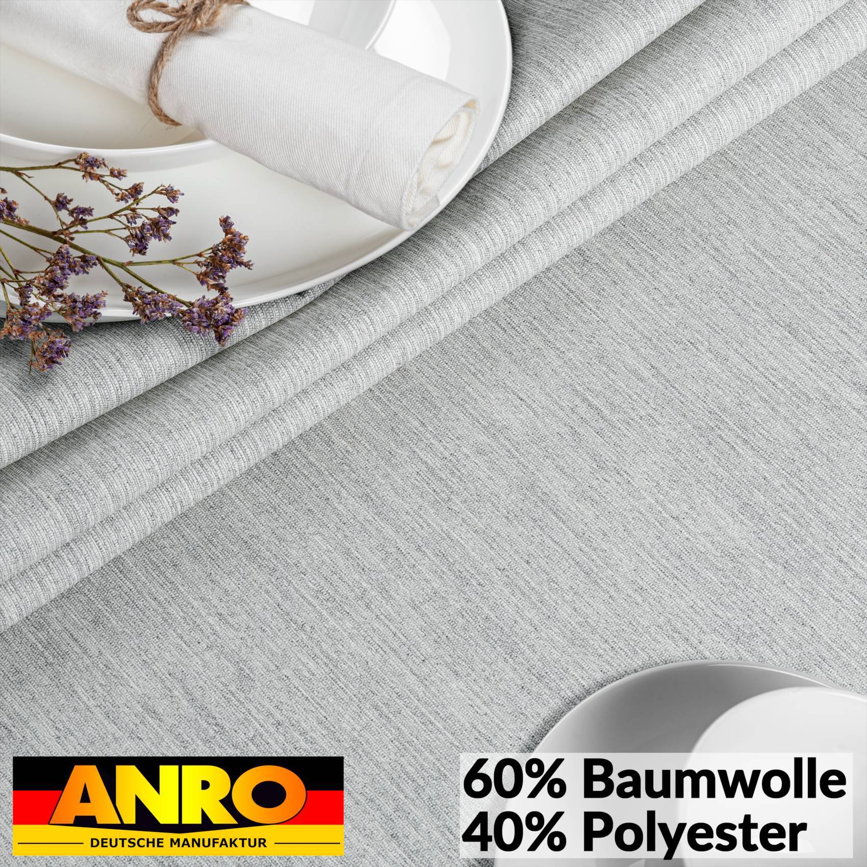 Nahaufnahme von hellgrauem gewebtem Stoff mit einem Teller und einer aufgerollten Serviette; das Etikett lautet „ANRO Deutsche Manufaktur