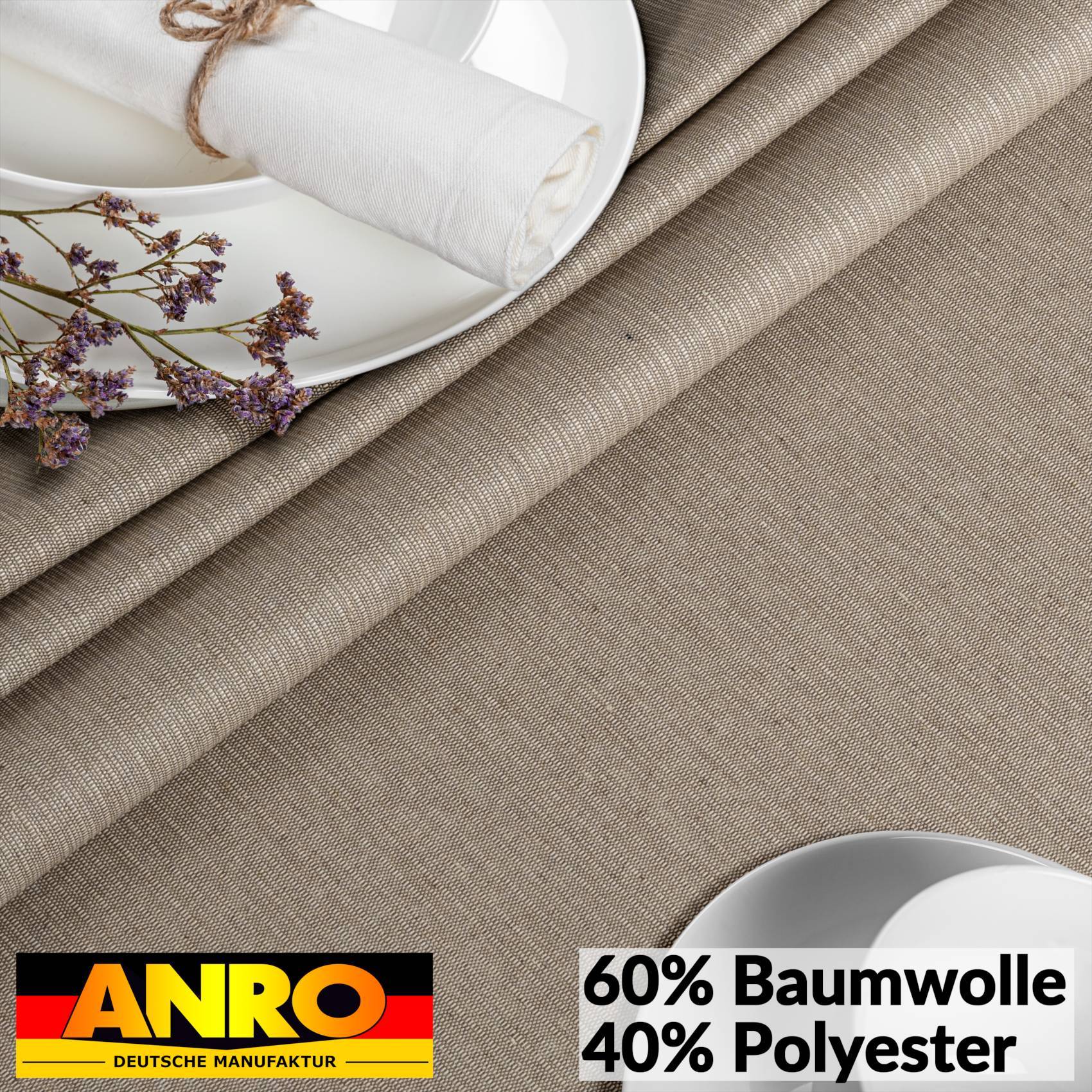 Stoffmuster in Beige und Taupe mit einem weißen Teller und einer Serviette oben drauf; das Etikett liest „60% Baumwolle 40% Polyester