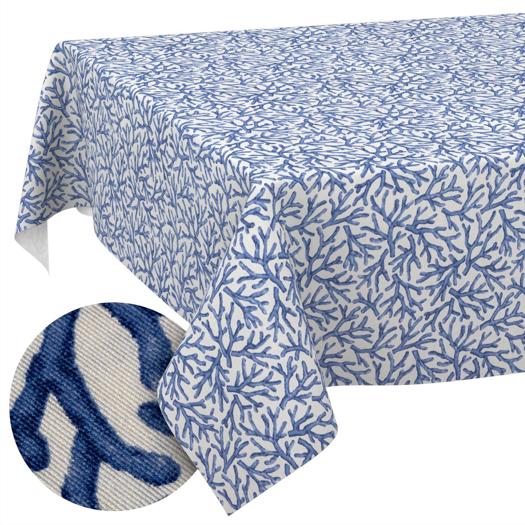 Weiße Tischdecke mit blauem Korallenmuster, gezeigt mit einer vergrößerten Nahaufnahme der Stoffstruktur.