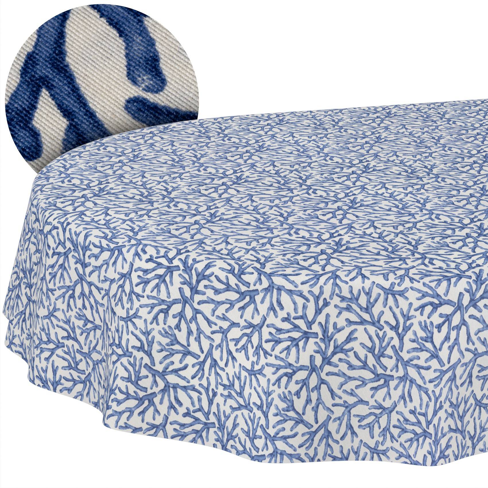 Runder Tisch mit blauem Tischdecke mit Korallenmuster, gezeigt mit einer passenden gepolsterten Stuhlleehne.