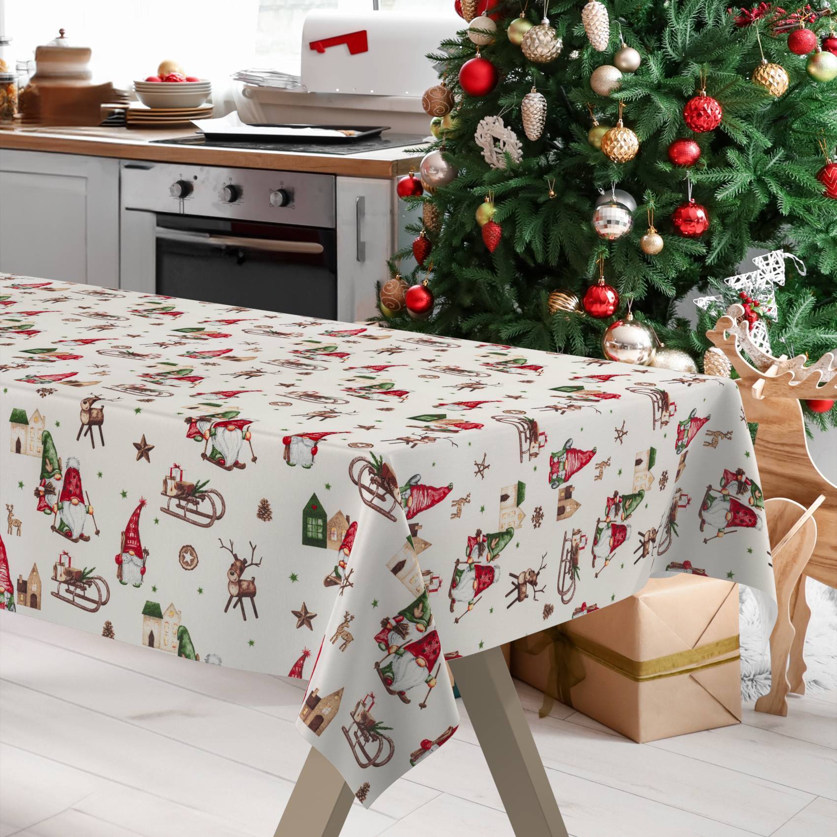 Weihnachtlich dekoriertes Esszimmer mit festlicher Tischdecke, leuchtend geschmücktem Baum mit Ornamenten und eingepackten Geschenken neben einer Rentierfigur.