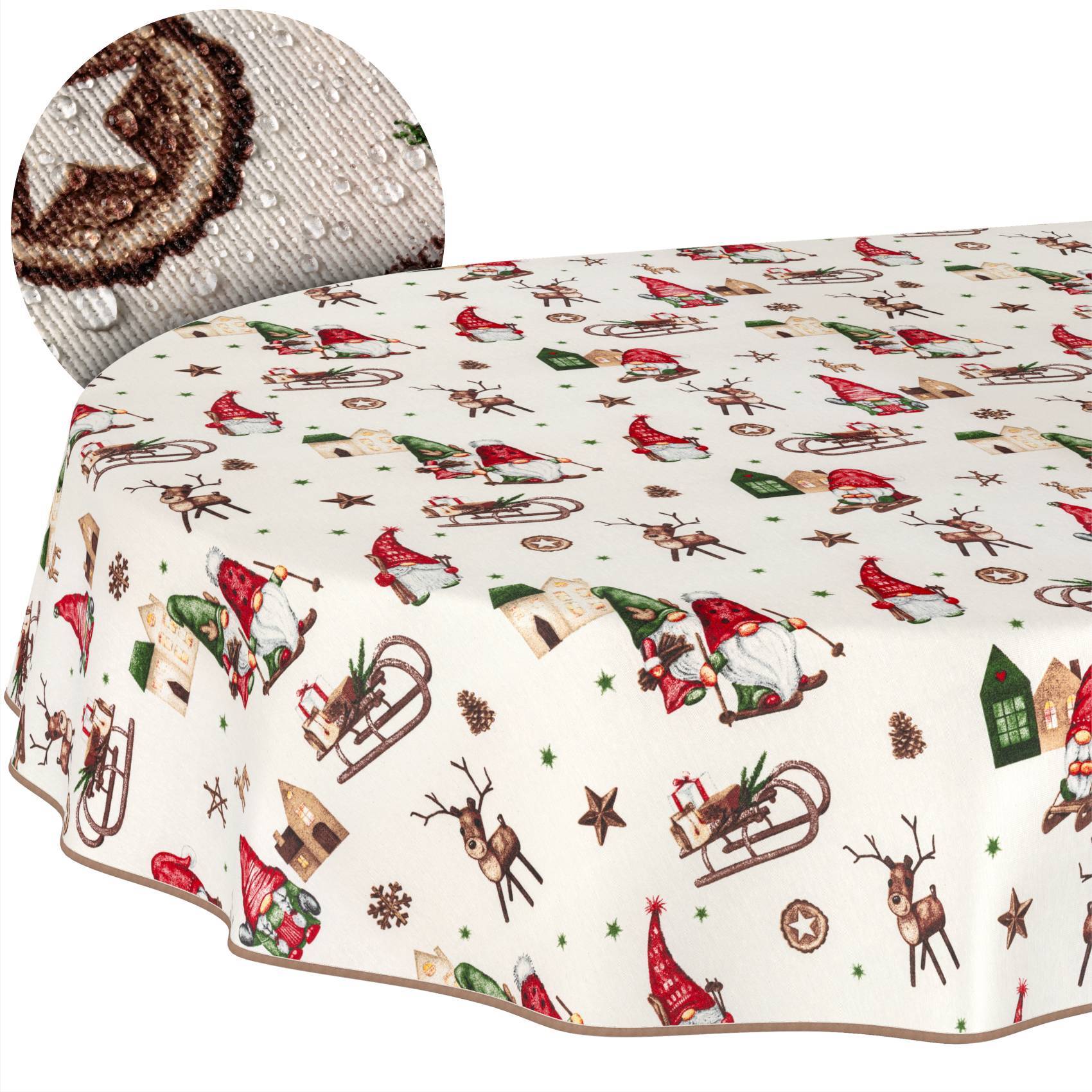 Weiße Tischdecke mit Weihnachtsmotiven von Weihnachtsmann, Rentieren, Schlitten, Sternen und Häusern, draped über einem Tisch mit einer kreisförmigen Nahaufnahme.