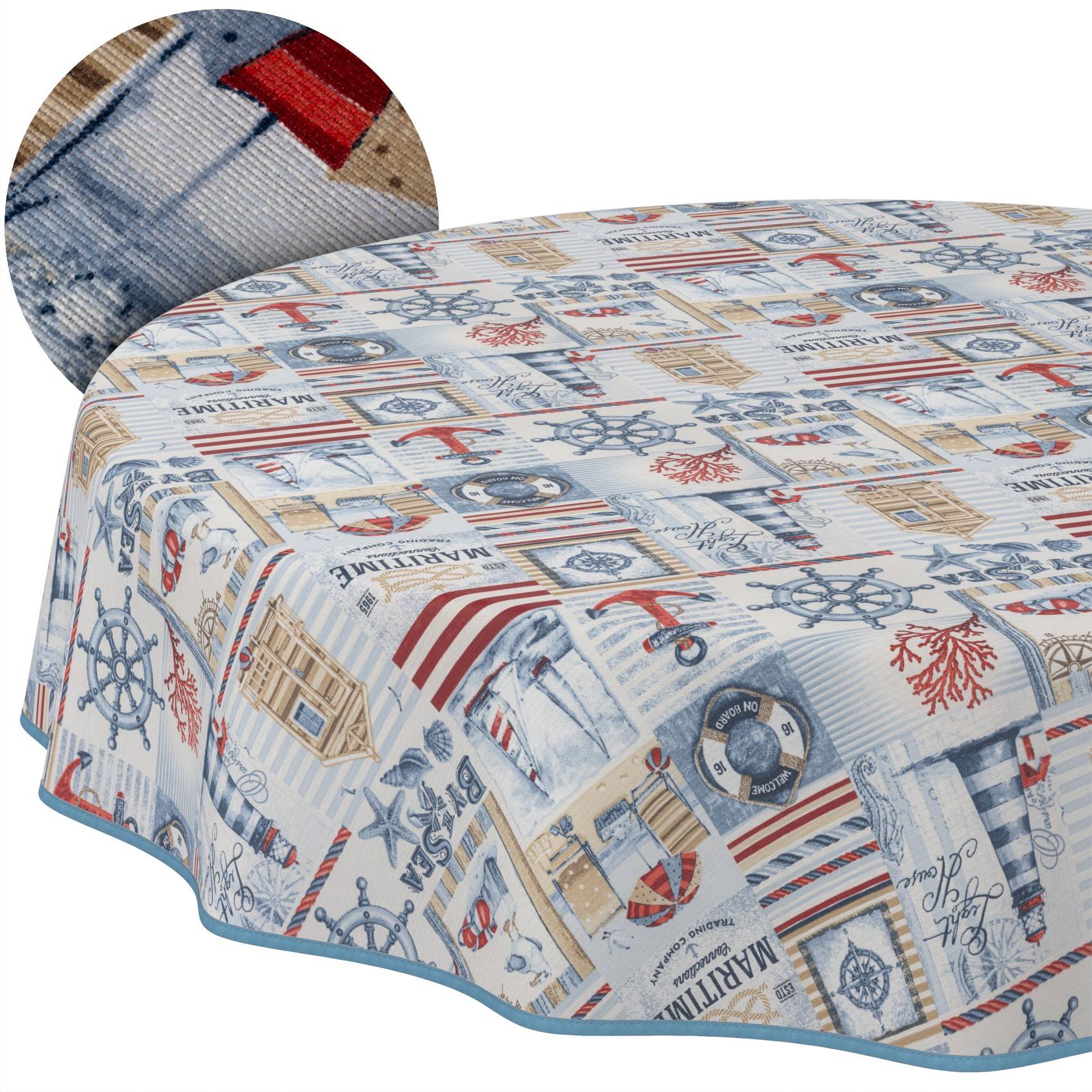 Tischdecke mit Nautik-Motiv mit Ankern, Schiffsrädern, roten Streifen und Küstenmotiven auf einem runden Tisch; Ausschnitt zeigt die Nahaufnahme der Stofftextur.