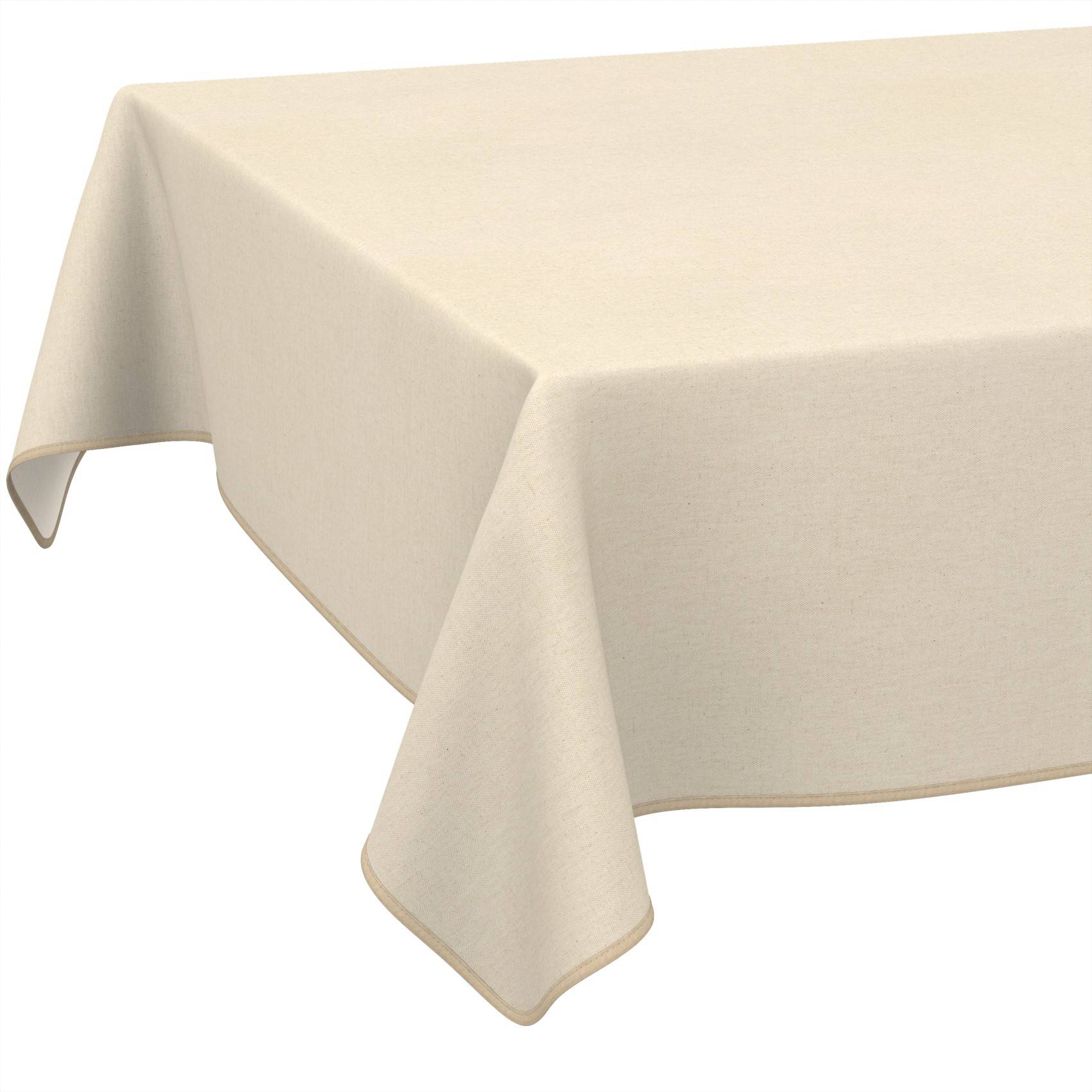 Beige rechteckige Tischdecke über einen Tisch drapiert, mit hängenden Ecken vor weißem Hintergrund.