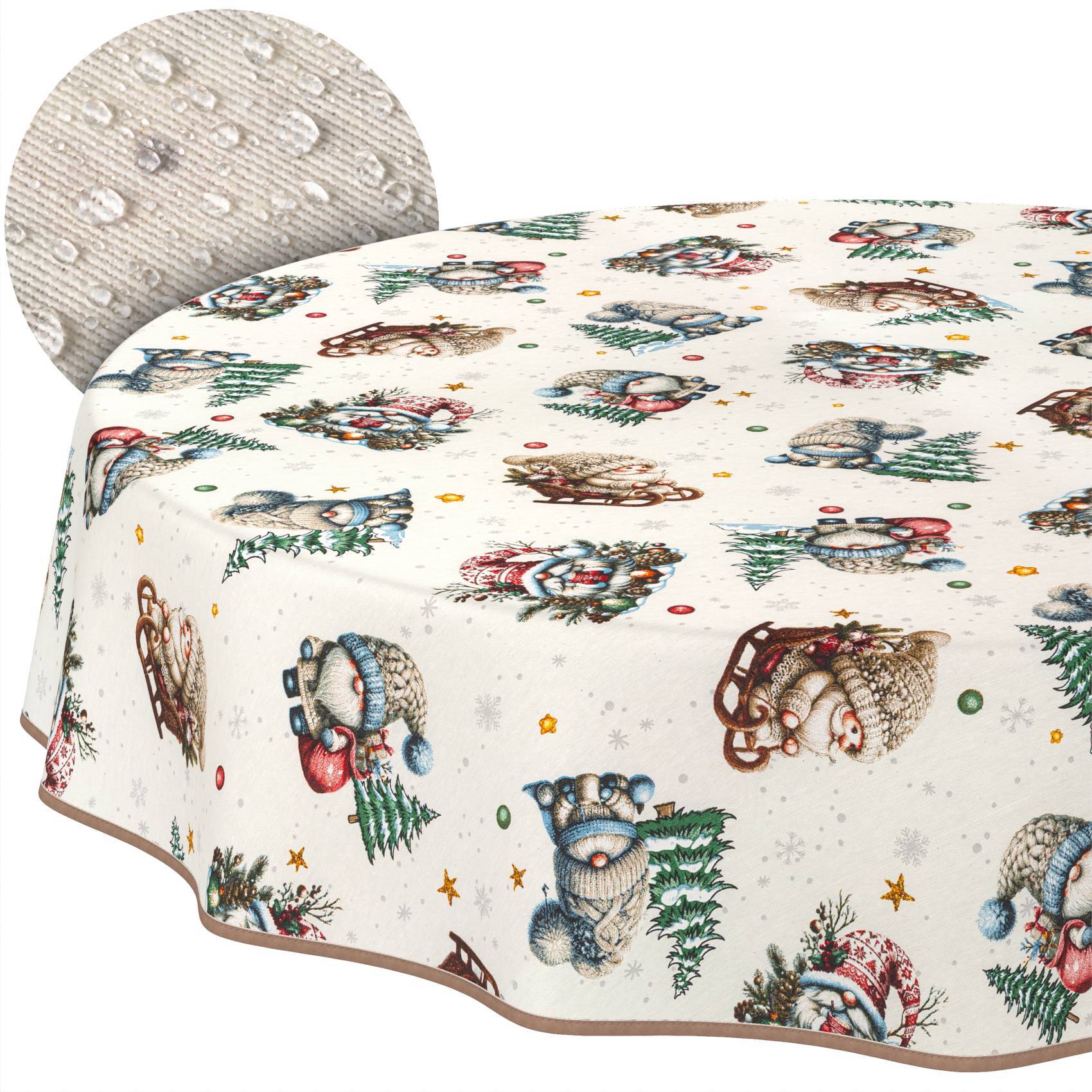 Ein rundes Kissen und eine Tischdecke mit einem Winterbären- und Weihnachtsbaumuster auf einem Tisch.