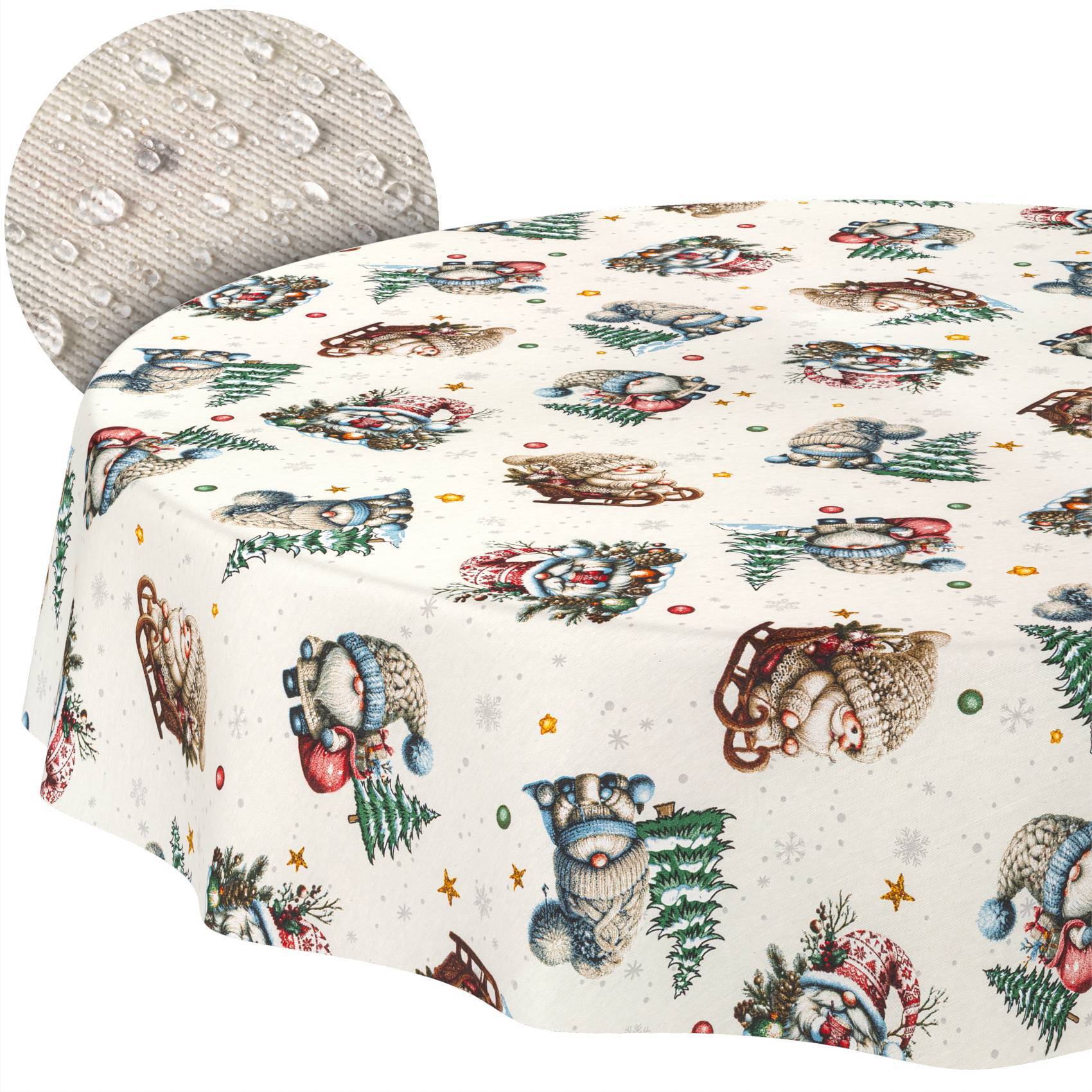 Runde Tischdecke mit einem Weihnachtsmotiv aus Bären und Bäumen, dargestellt über einem Tisch drapiert, mit einem strukturierten beigen Stuhl im Hintergrund.