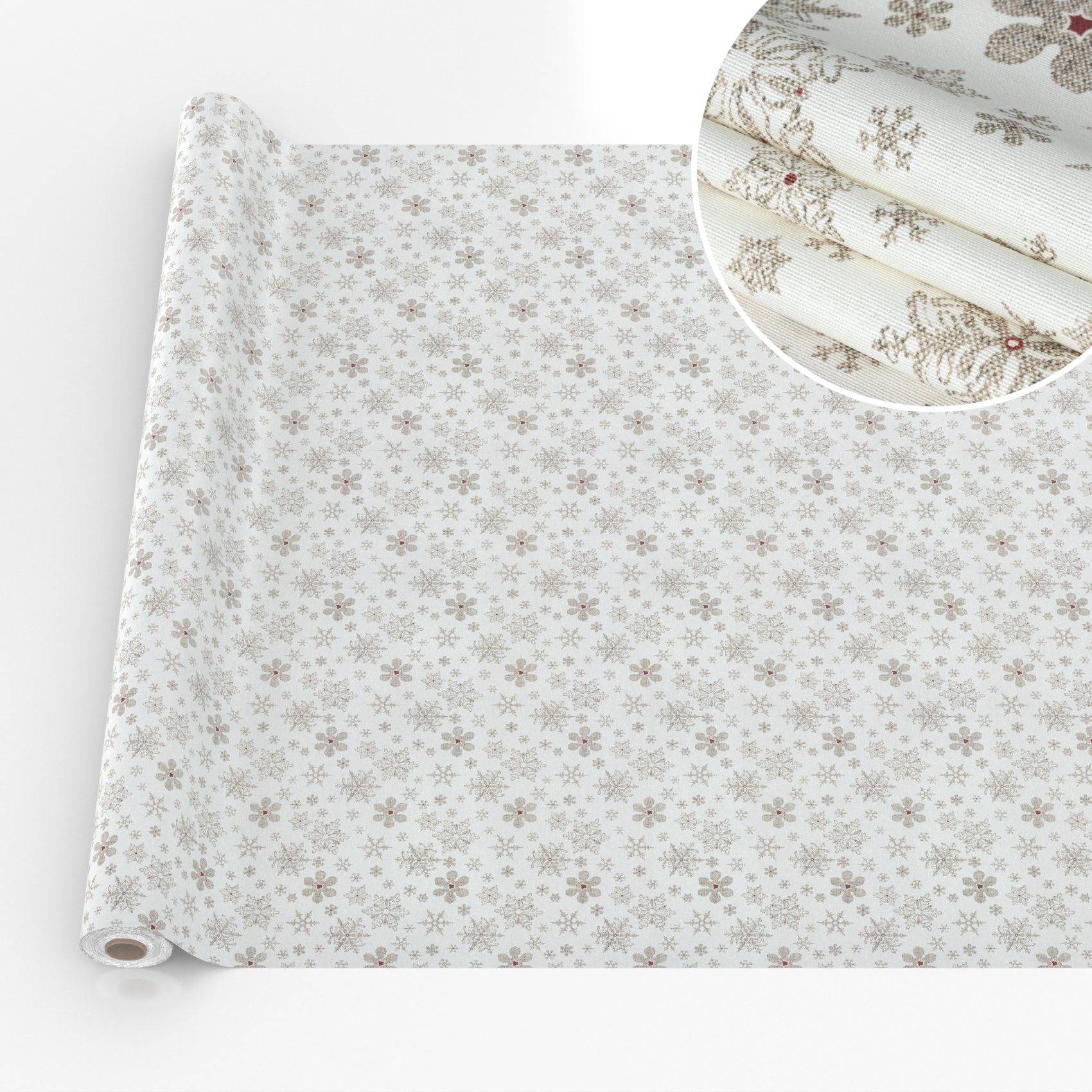 Rolle weißer Tapete mit einem subtilen beigen Blumenmuster, ausgerollt auf weißem Hintergrund mit einer vergrößerten Detailaufnahme der Textur.