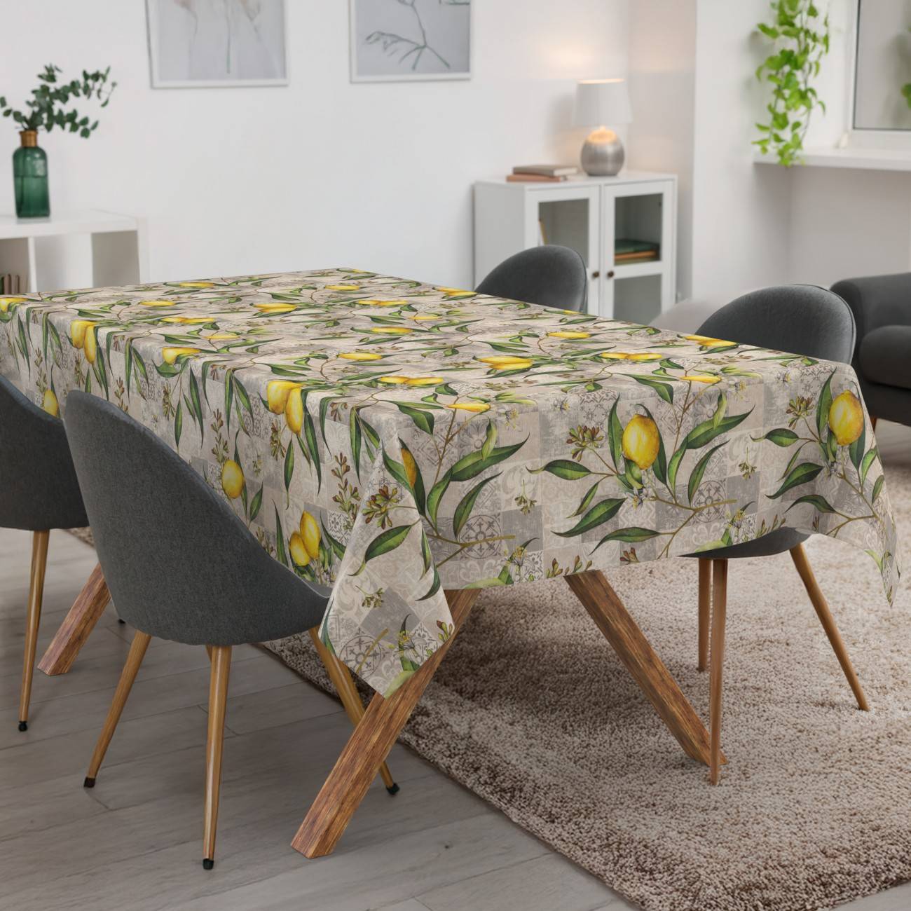 Esstisch mit zitronenmusterter Tischdecke in einem modernen Esszimmer, umgeben von dunkel gepolsterten Stühlen.