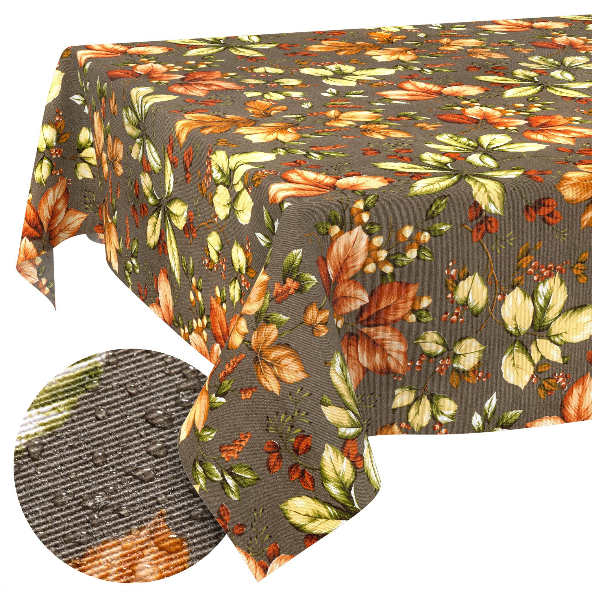 Tischdecke mit Blattmuster, über einen Tisch drapiert, in Braun mit orangefarbenem, gelbem und grünem Herbstlaub-Druck dargestellt; eingefügte Nahaufnahme zeigt strukturiertes Gewebe.