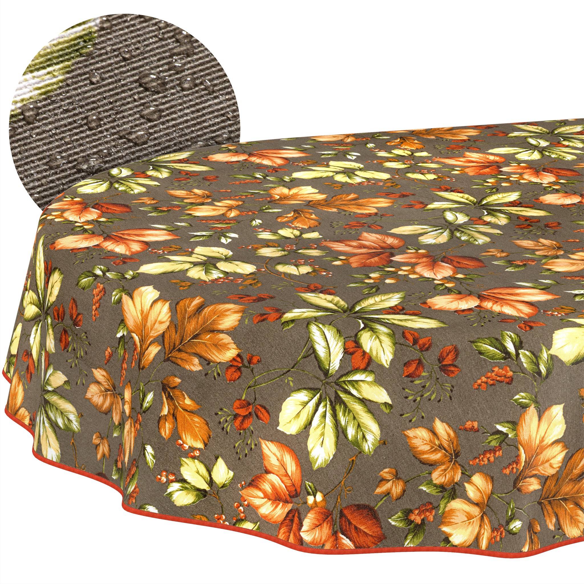 Ein runder Tisch, bedeckt mit einer braunen Tischdecke mit Blumenmuster, auf der orangefarbene, gelbe und grüne Blätter und Blüten zu sehen sind.