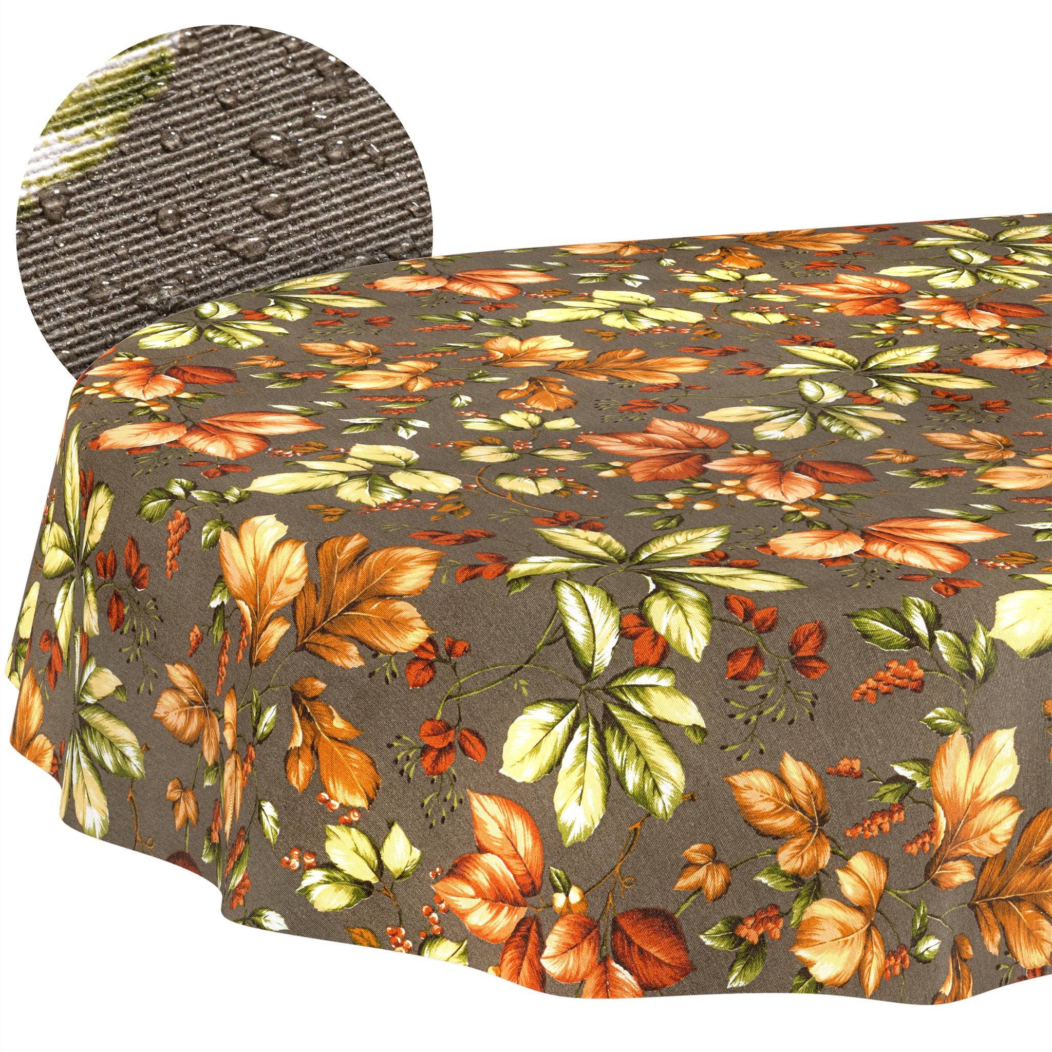 Runder Tisch mit einer braunen Tischdecke mit floralem Blattmuster; die Vergrößerung zeigt die strukturierte Webart des Stoffes in Nahaufnahme.