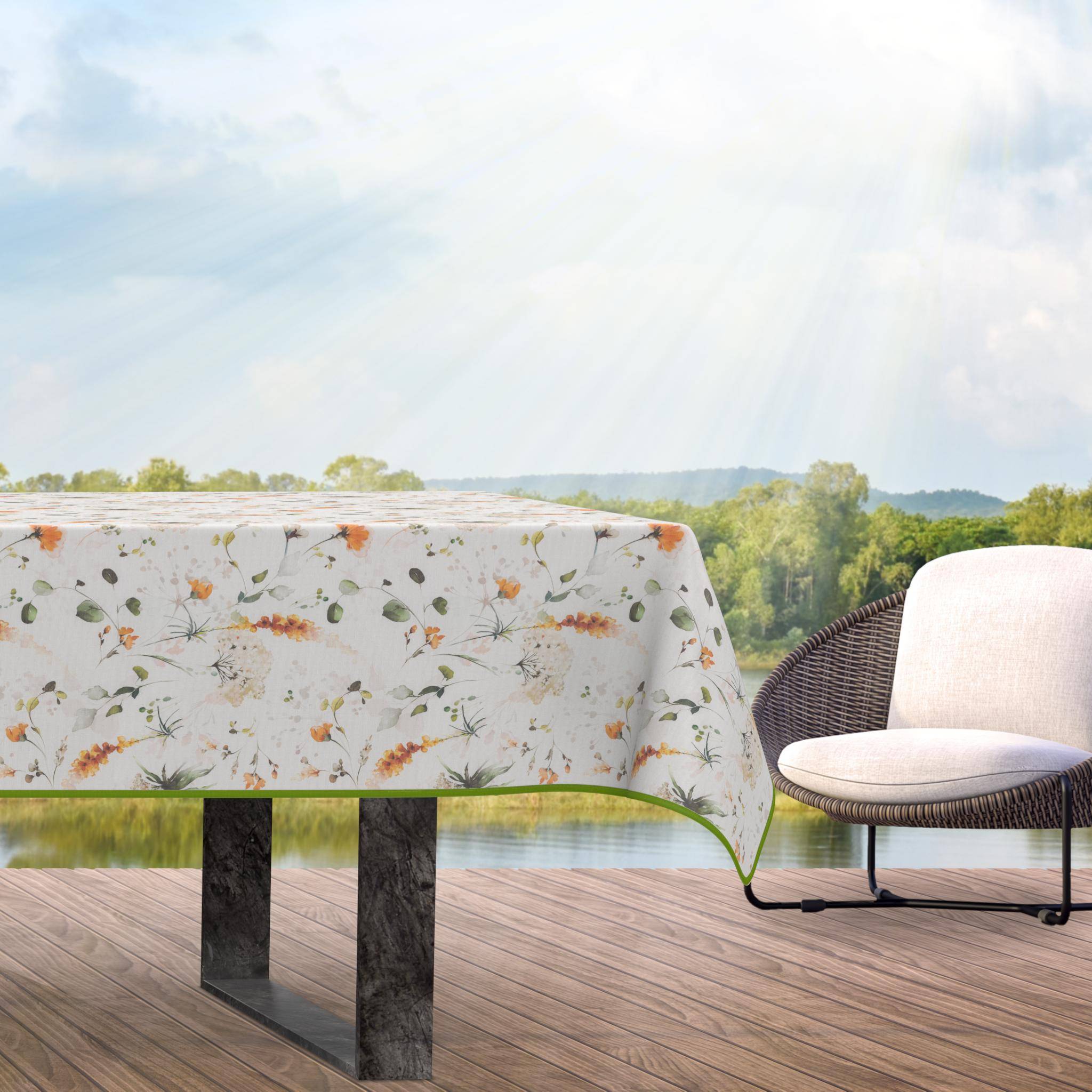 Terrasse im Freien mit einem Tisch, der mit einer Tischdecke mit Blumenmuster bedeckt ist, und einem modernen Stuhl, mit Blick auf eine grüne Landschaft unter hellem Sonnenlicht.