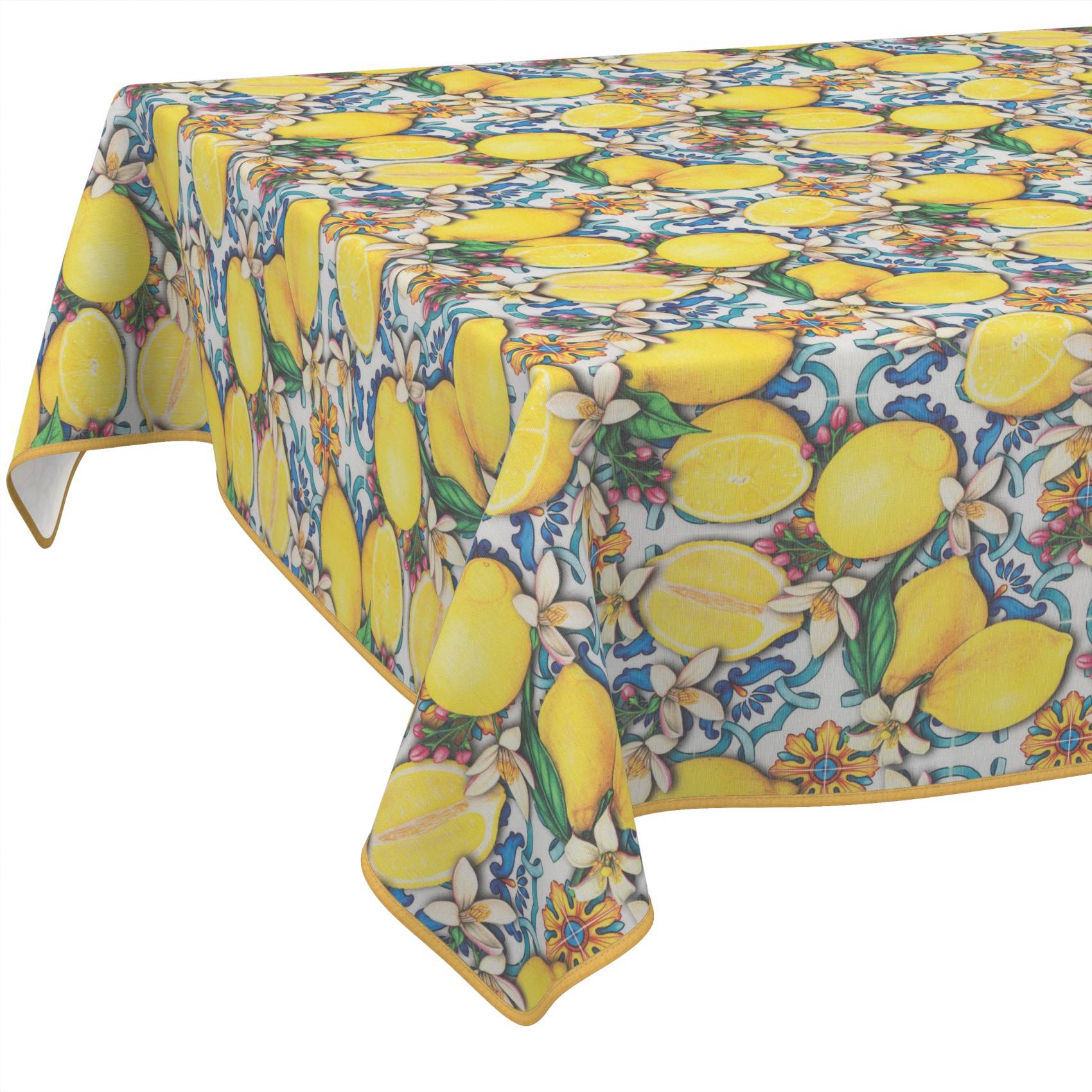 Tischdecke mit einem leuchtenden Zitonen- und Blumenmuster über einem Tisch drapiert