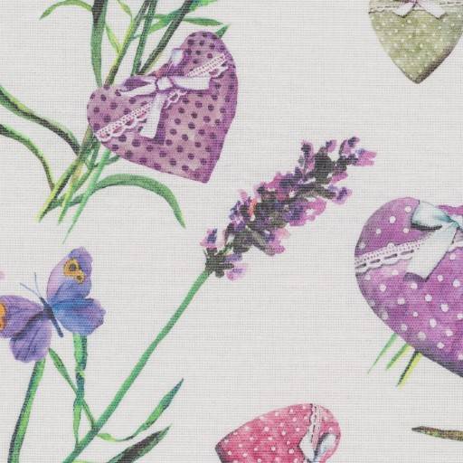 Muster aus violetten und rosa herzförmigen Blüten, einem Schmetterling und einem Lavendelzweig auf hellgrauem Stoffhintergrund.