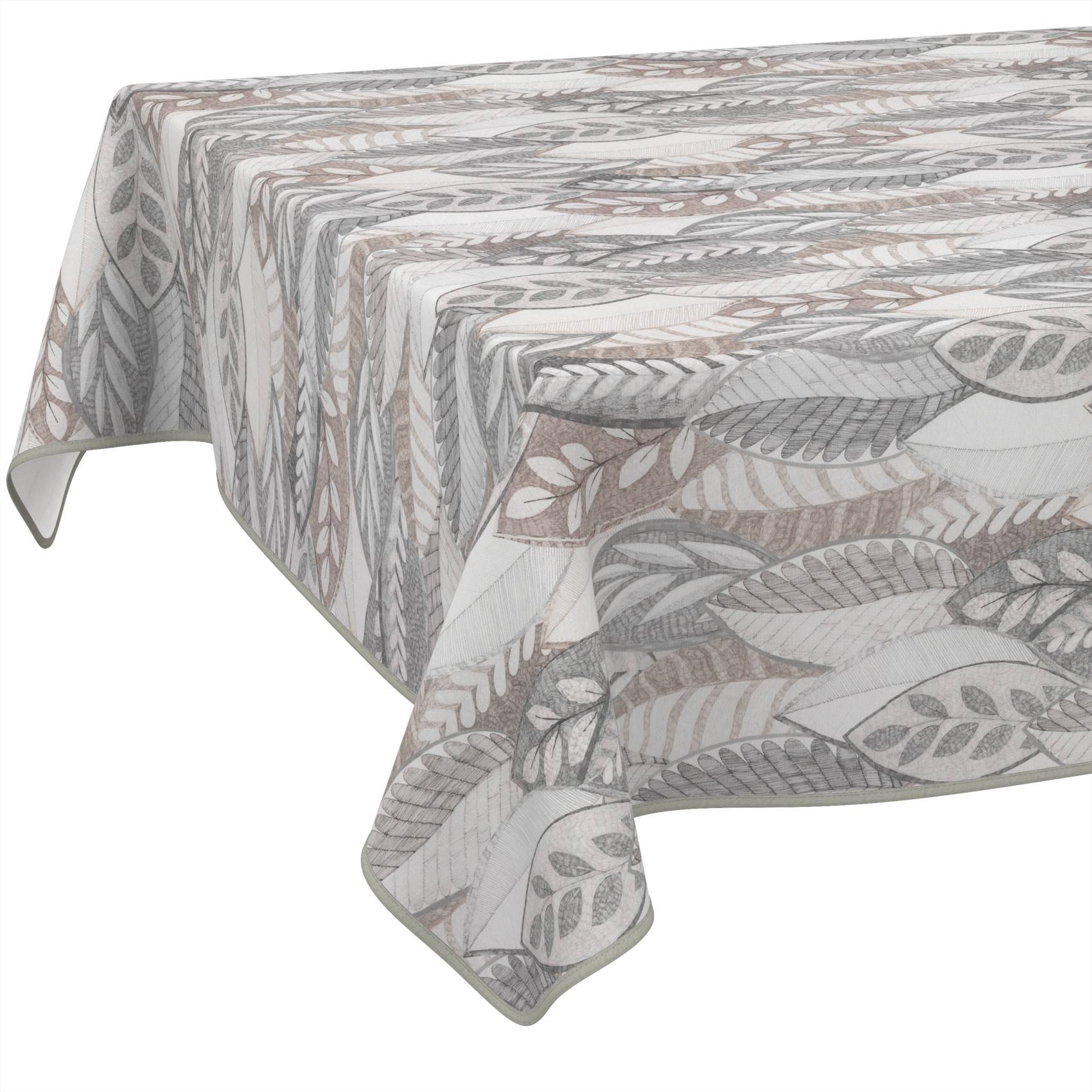 Gemustertes Tischtuch mit gedämpftem Blatt- und Farndruck in Grau, Beige und Taupe, über einem rechteckigen Tisch drapiert.