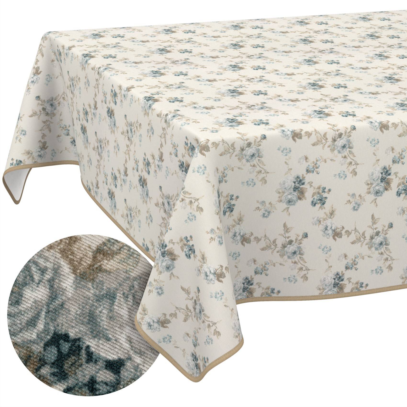 Blumige Tischdecke mit blauen und beigen Blüten auf cremefarbenem Hintergrund, drapiert über einem Tisch dargestellt, mit einer Nahaufnahme des strukturierten Gewebes als Einsatz.