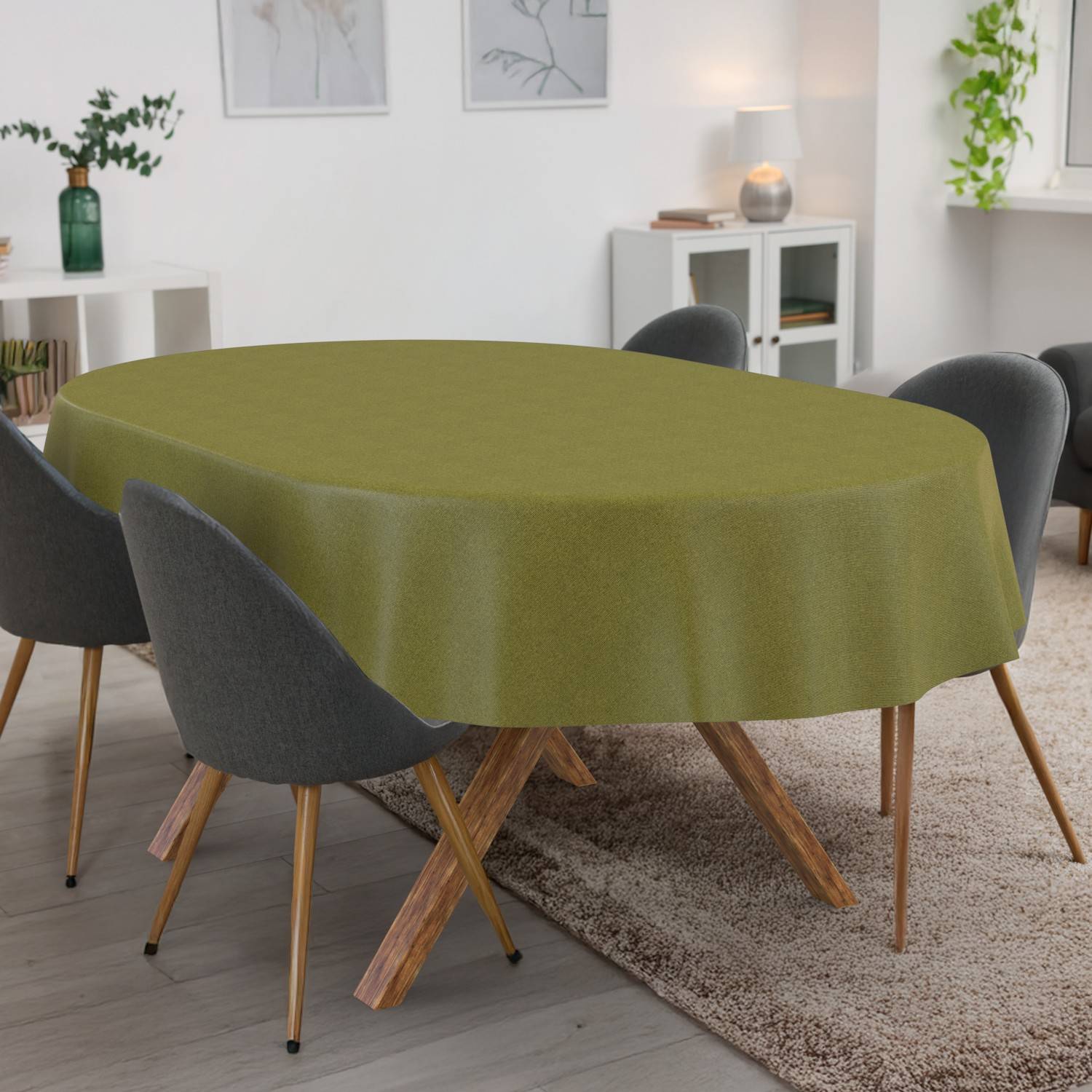 Esstisch mit einer olivgrünen Tischdecke, umgeben von grauen Stühlen in einem hellen modernen Raum.
