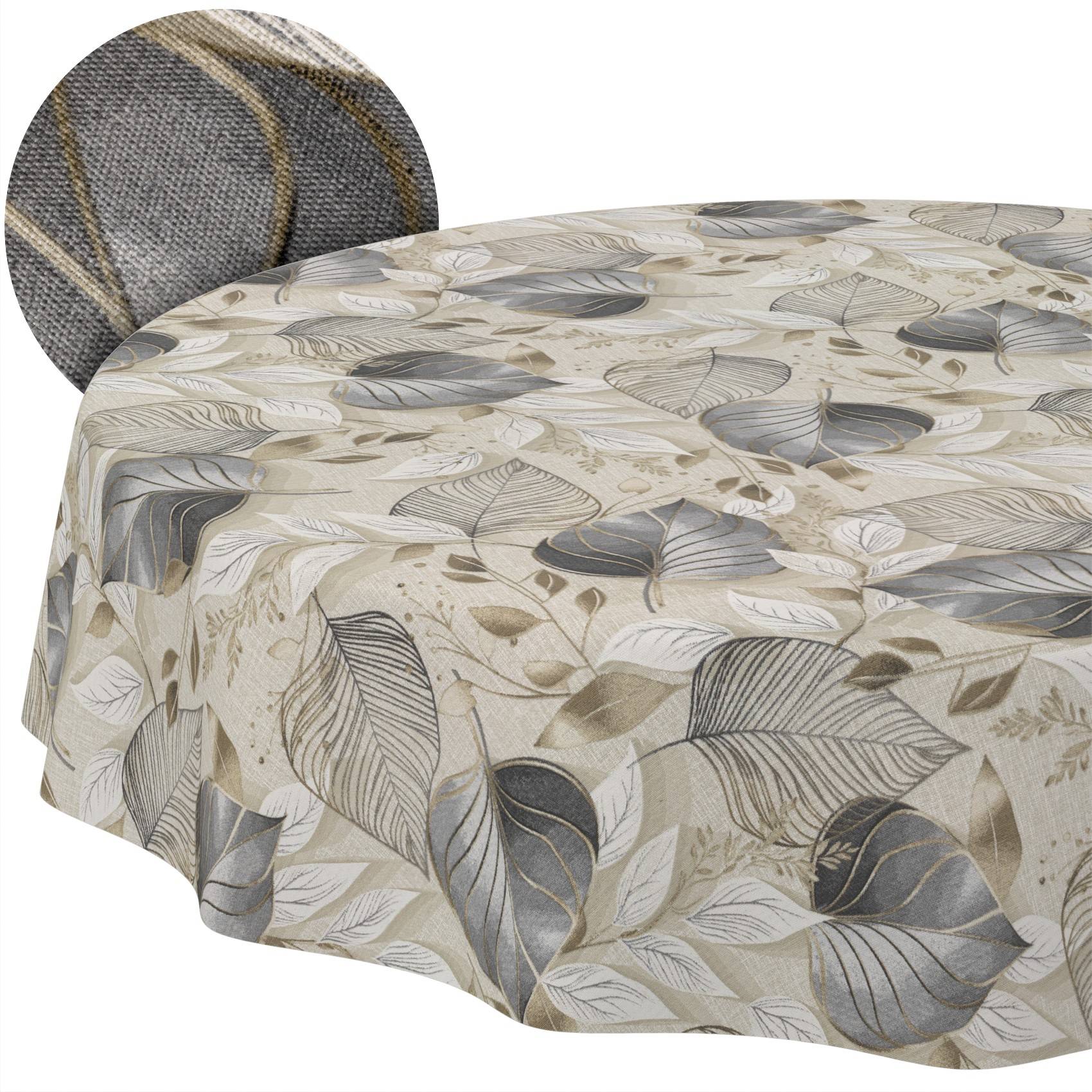 Runde Tischdecke mit beige- und grauem Blattmuster, über einen Tisch drapiert; eine passende Stuhllehne ist dahinter sichtbar.