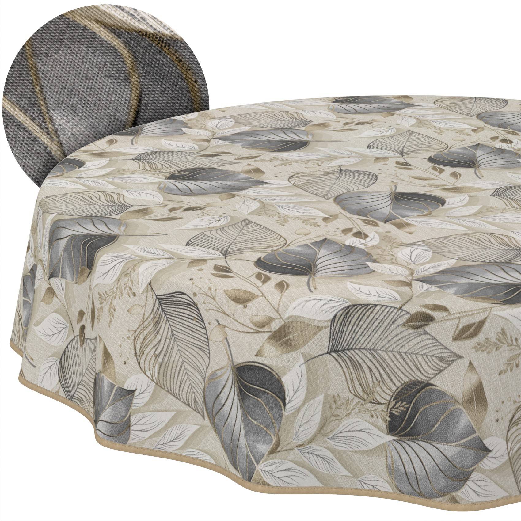 Runder Esstisch mit beige gemusterter Tischdecke mit Blattmotiven, dahinter ein aufgepolsterter Stuhl mit passendem Design.