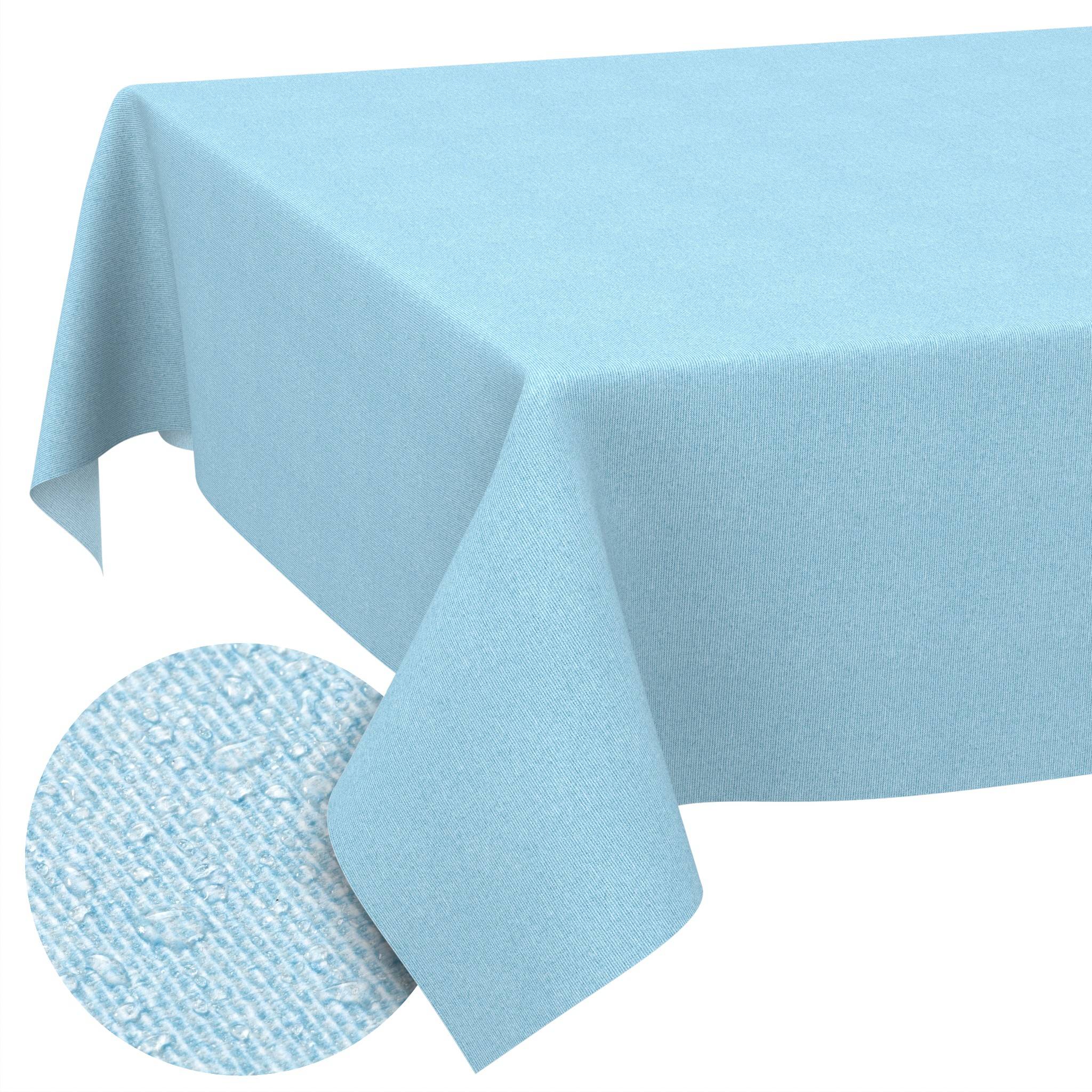 Hellblaue Tischdecke über einen Tisch drapiert, mit einer passenden runden Tischsets oder einem Untersetzer, der teilweise darunter sichtbar ist.