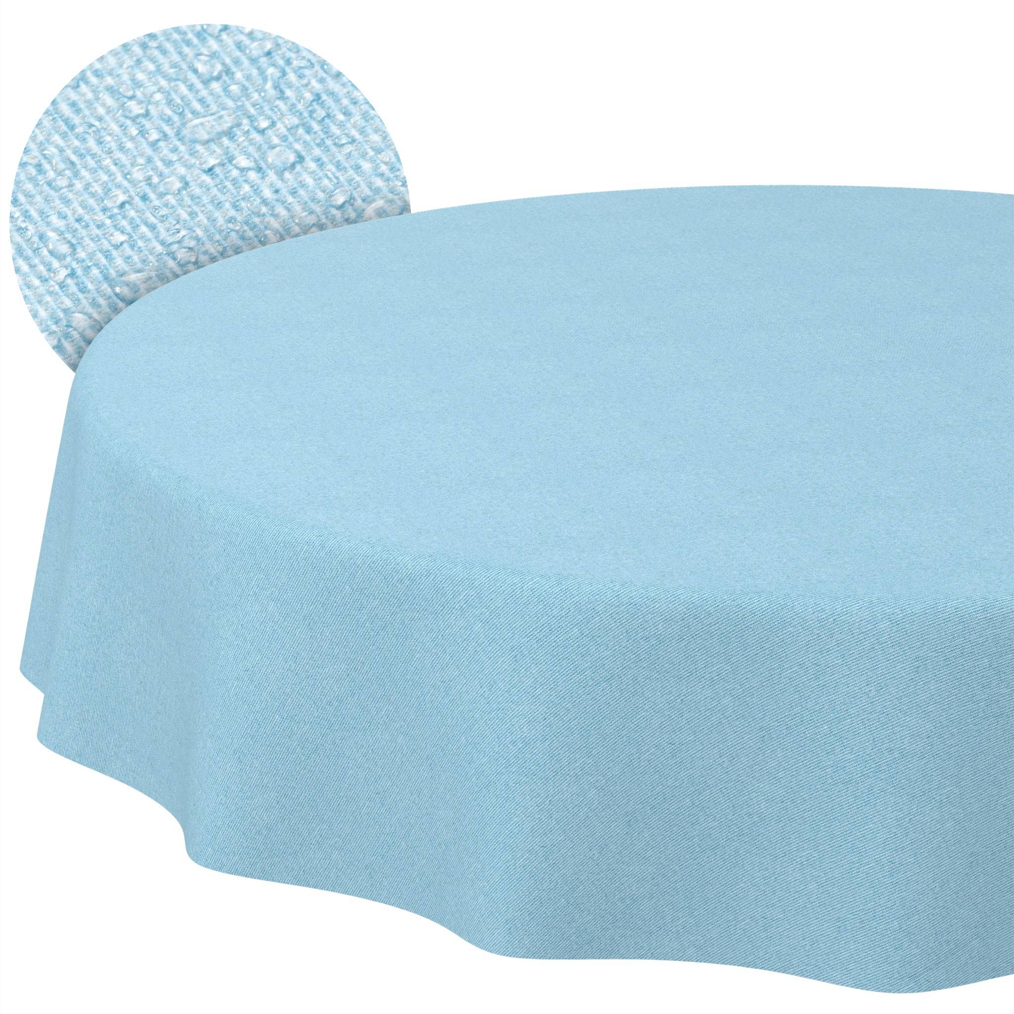 Ein Tisch mit blauer Abdeckung mit einer passenden runden, strukturierten Stuhllehne, die dahinter sichtbar ist.