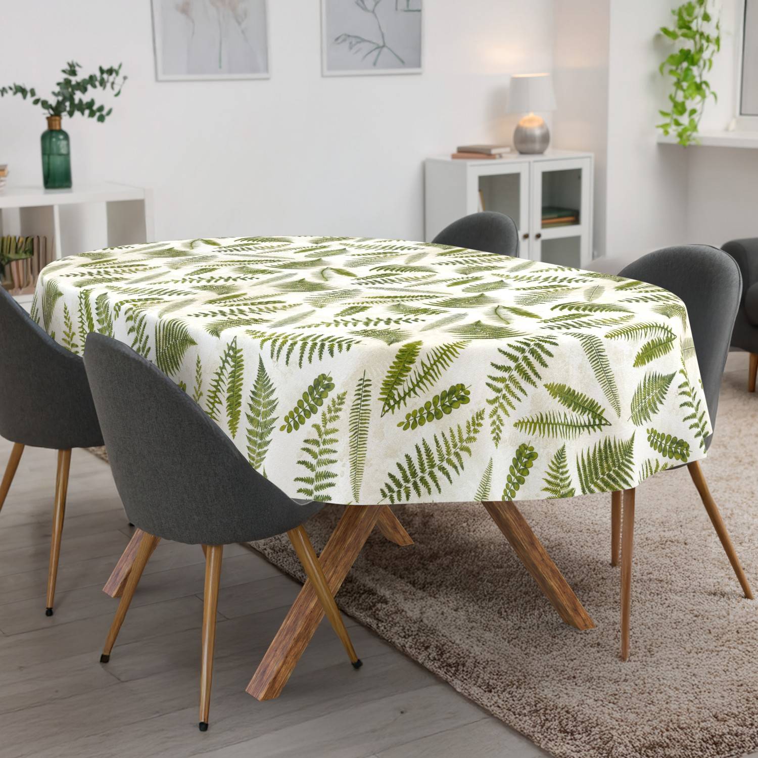 Esstisch mit weißer Tischdecke mit Farnmuster, umgeben von dunklen Stühlen in einem hellen modernen Raum.