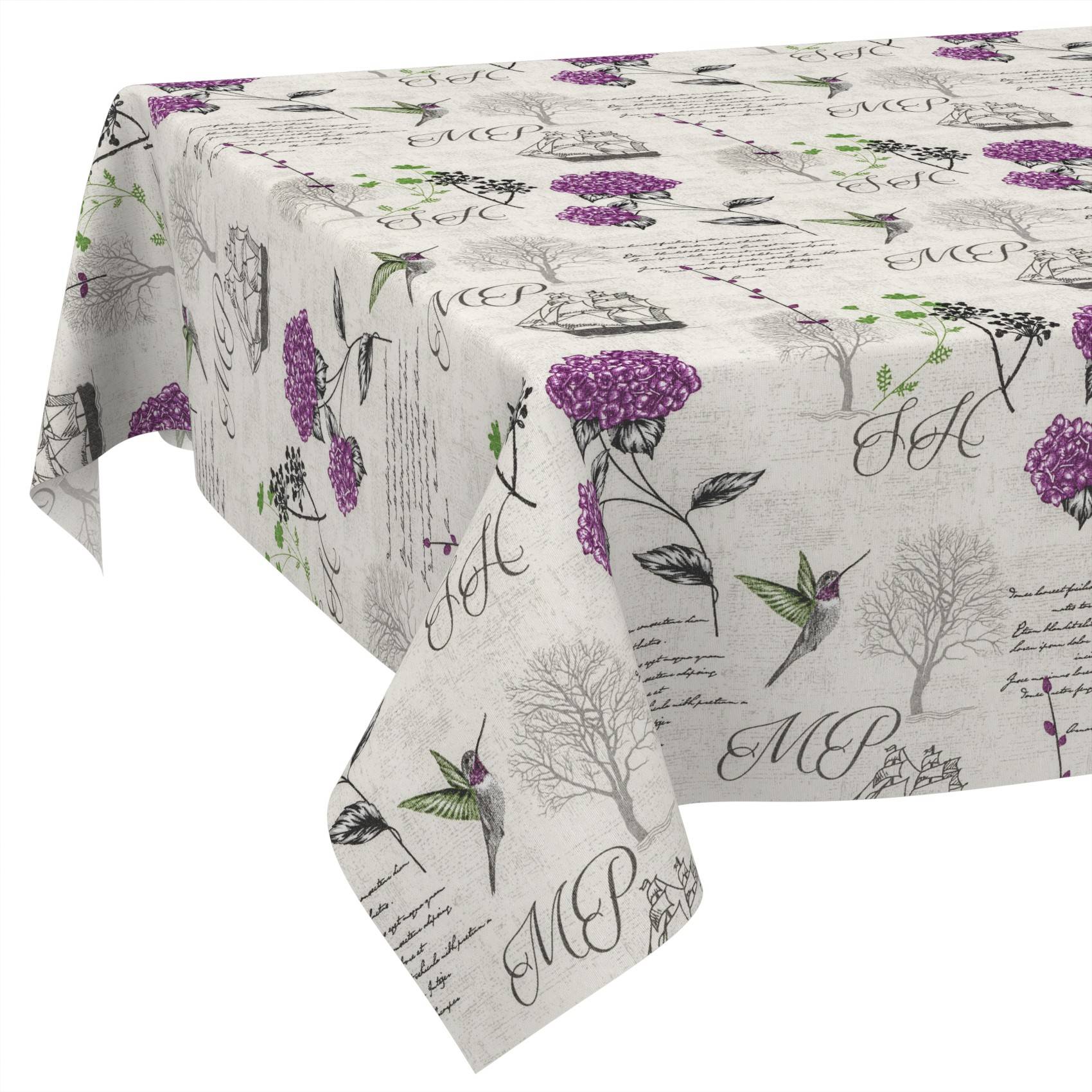 Florale Tischdecke mit violetten Blumen, Kolibris und Schreibschrift-Monogrammen auf hellem Hintergrund.