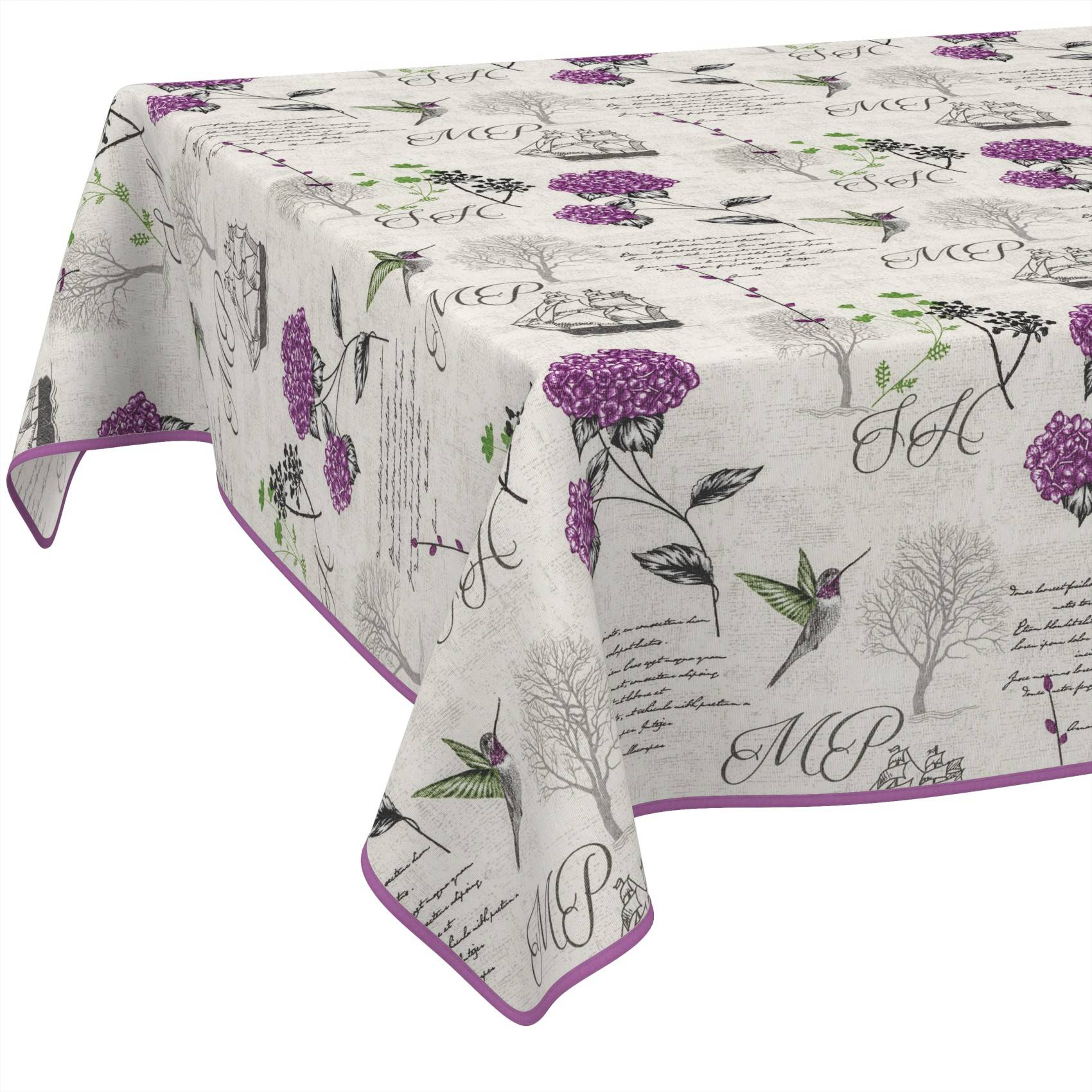 Rechteckige Tischdecke mit hellgrauem Blumen- und Schriftmuster, verziert mit lila Blüten und lila Rand entlang der Kanten.